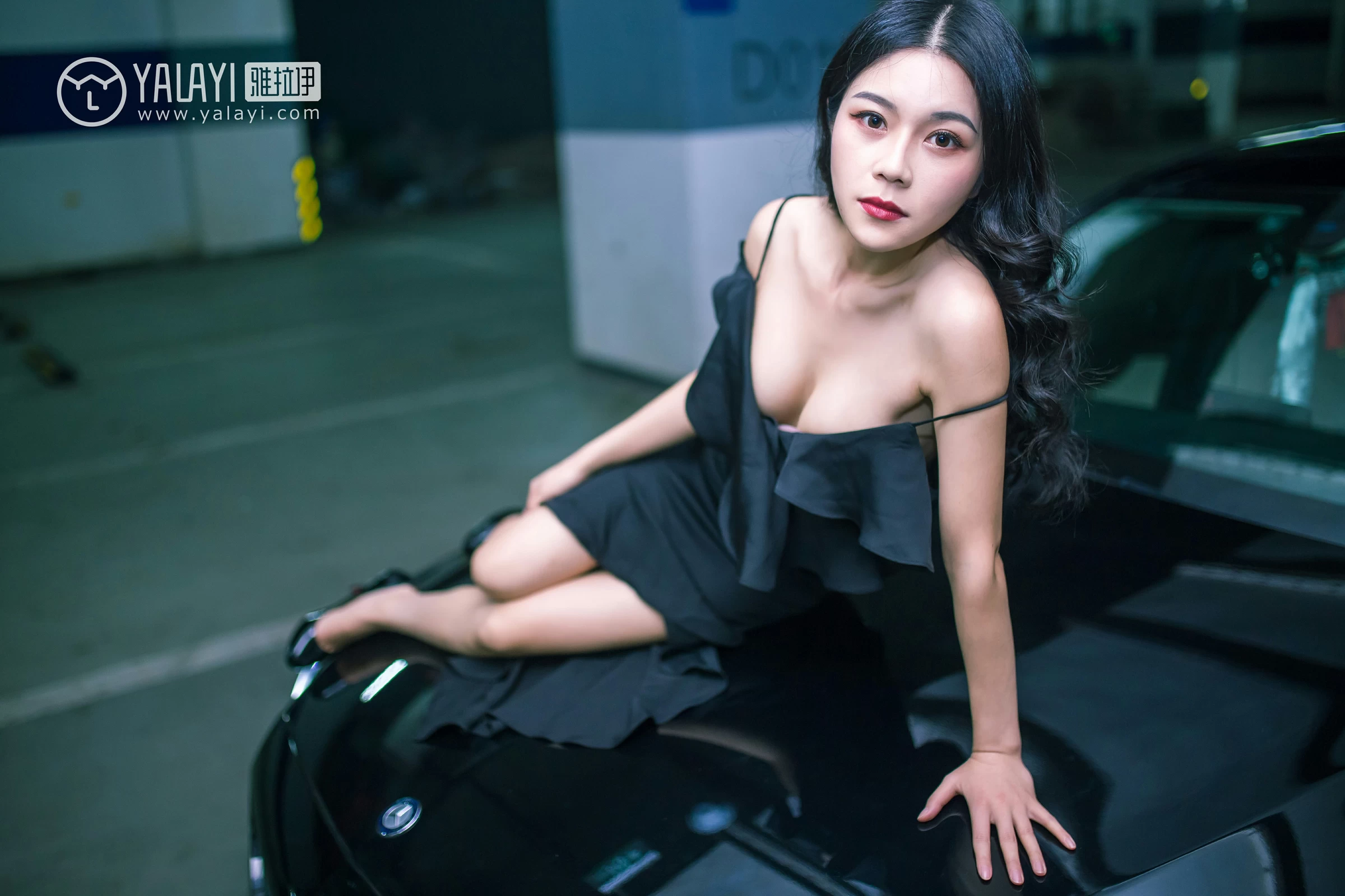 [YALAYI雅拉伊]NO.050 如野 莉莉 黑色外套加吊带连身礼裙性感私房写真集第5张