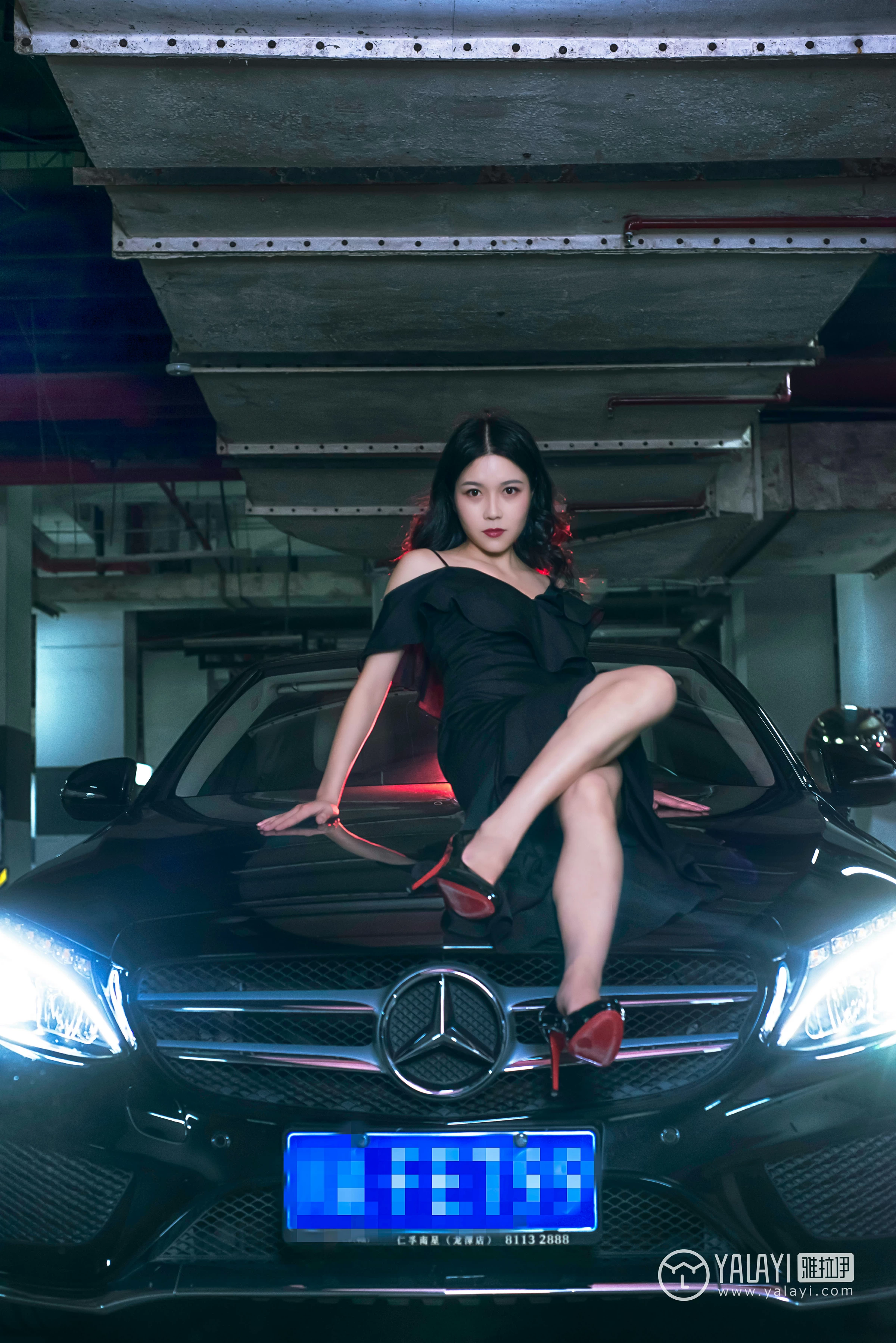 [YALAYI雅拉伊]NO.050 如野 莉莉 黑色外套加吊带连身礼裙性感私房写真集第4张