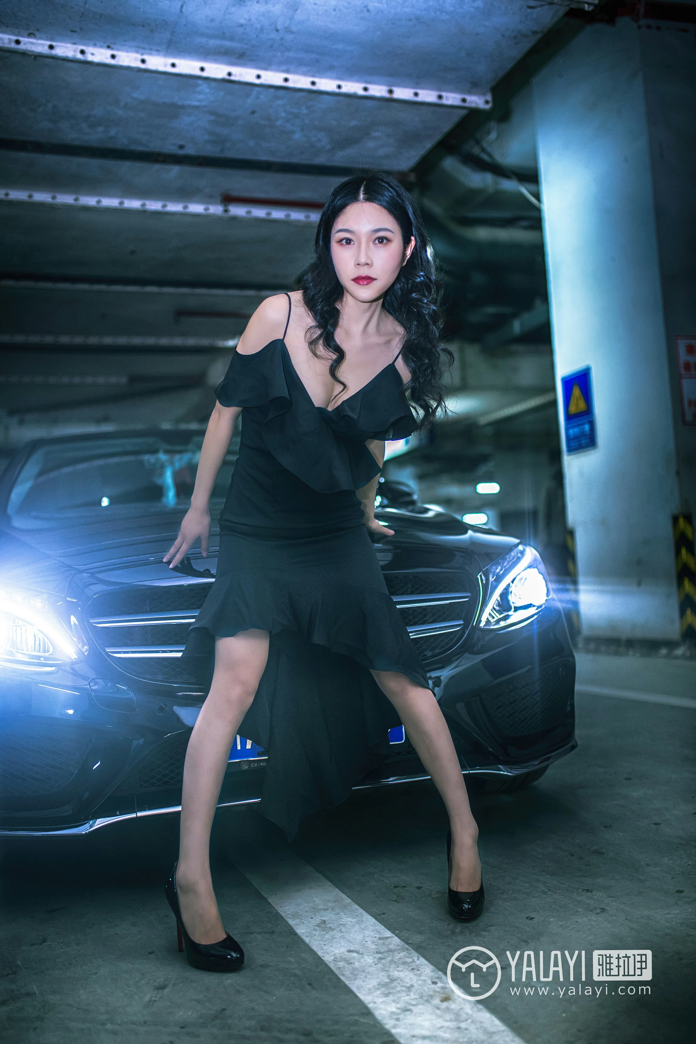 [YALAYI雅拉伊]NO.050 如野 莉莉 黑色外套加吊带连身礼裙性感私房写真集第7张