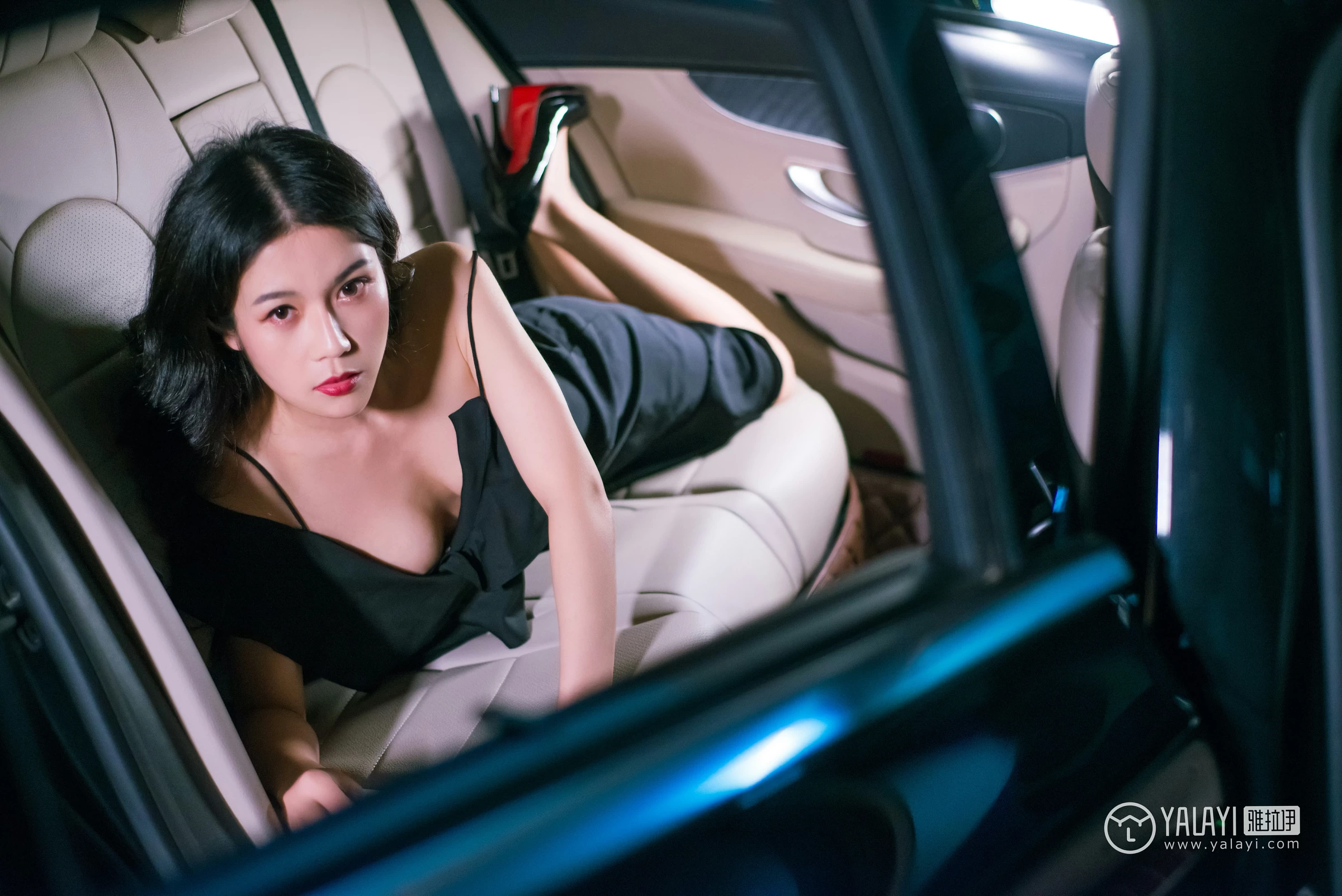 [YALAYI雅拉伊]NO.050 如野 莉莉 黑色外套加吊带连身礼裙性感私房写真集第11张