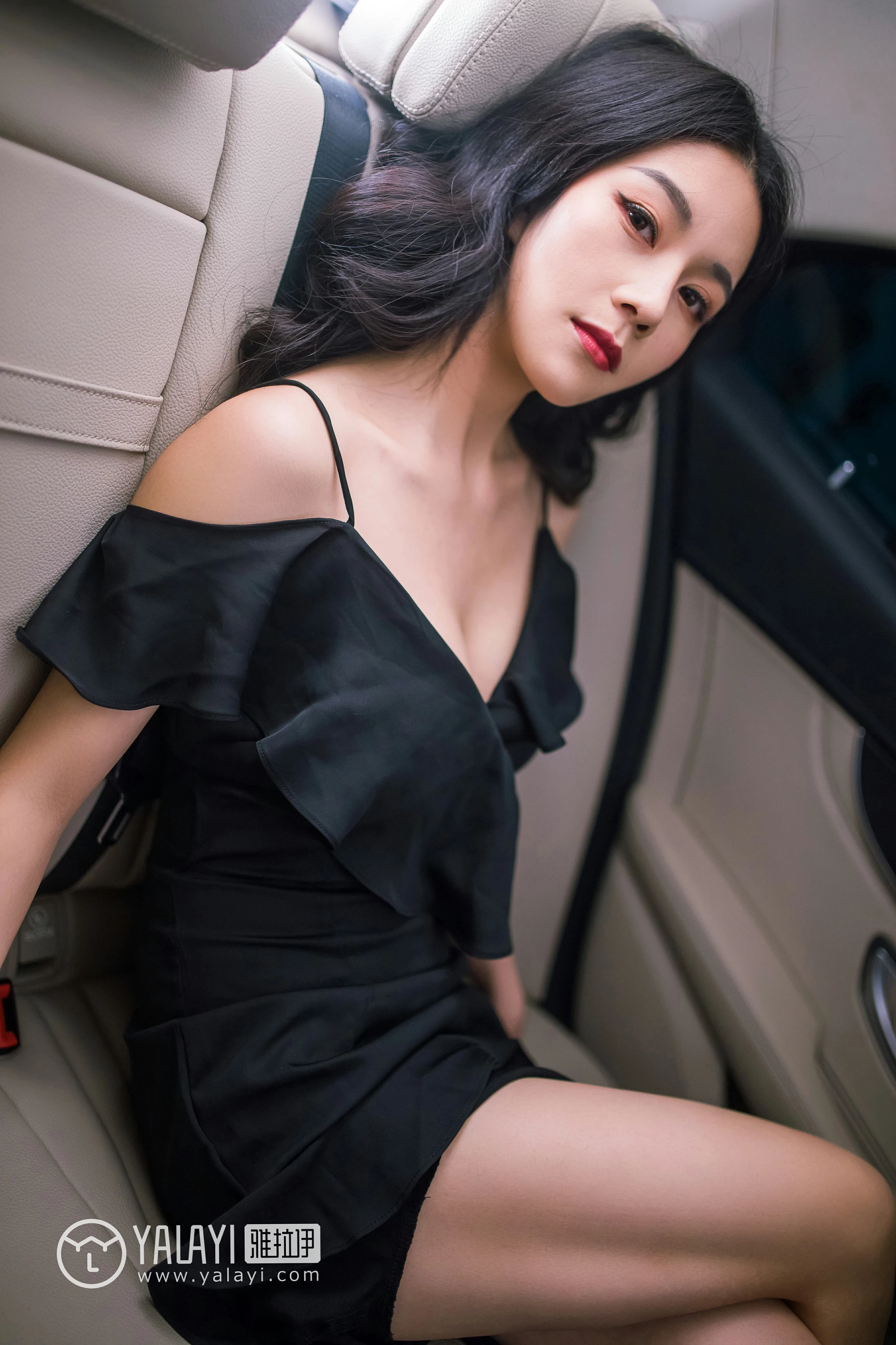 [YALAYI雅拉伊]NO.050 如野 莉莉 黑色外套加吊带连身礼裙性感私房写真集第16张