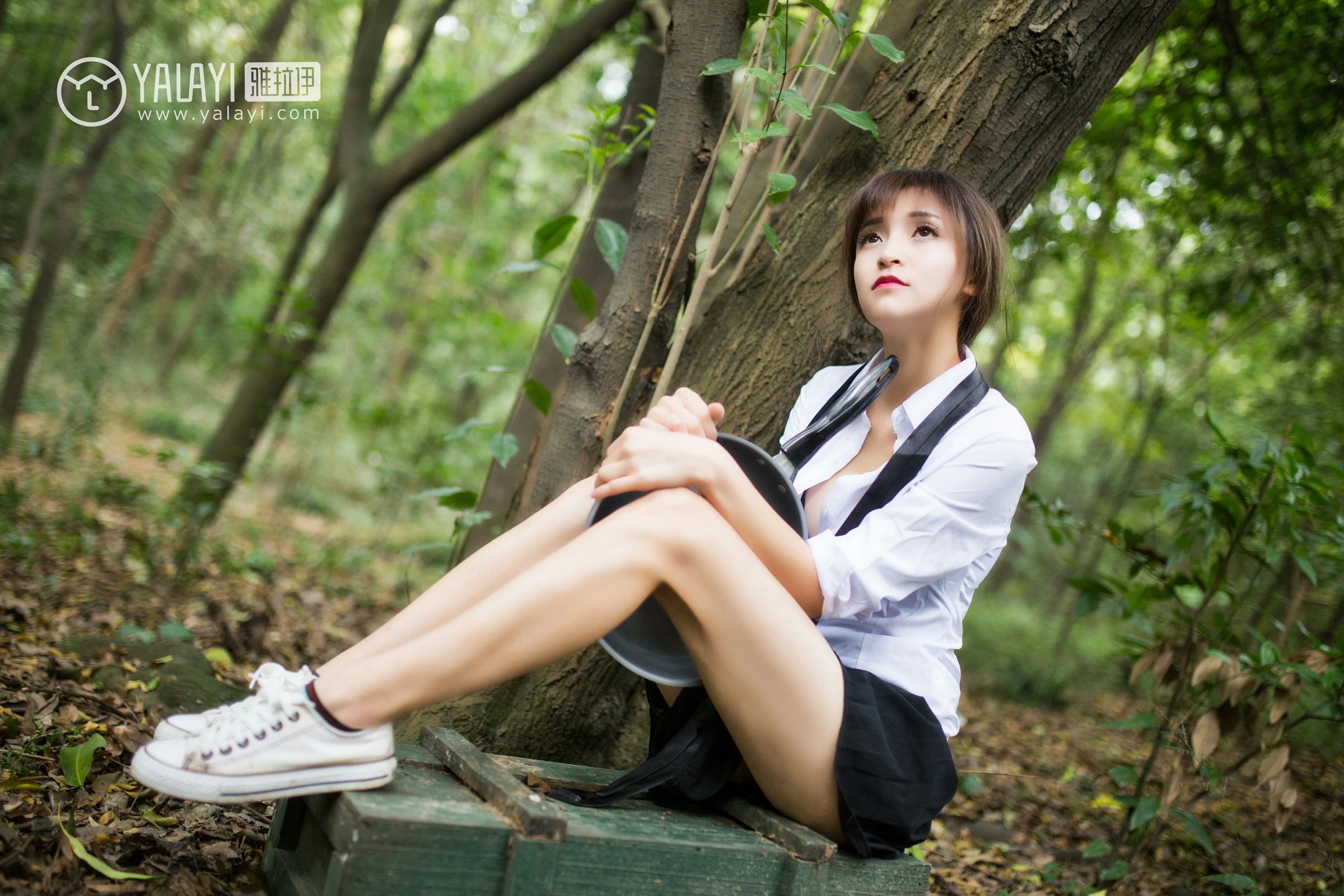 [YALAYI雅拉伊]NO.054 吃鸡少女 蘑菇 黑色内衣与黑色短裙加黑色丝袜美腿性感私房写真集第11张