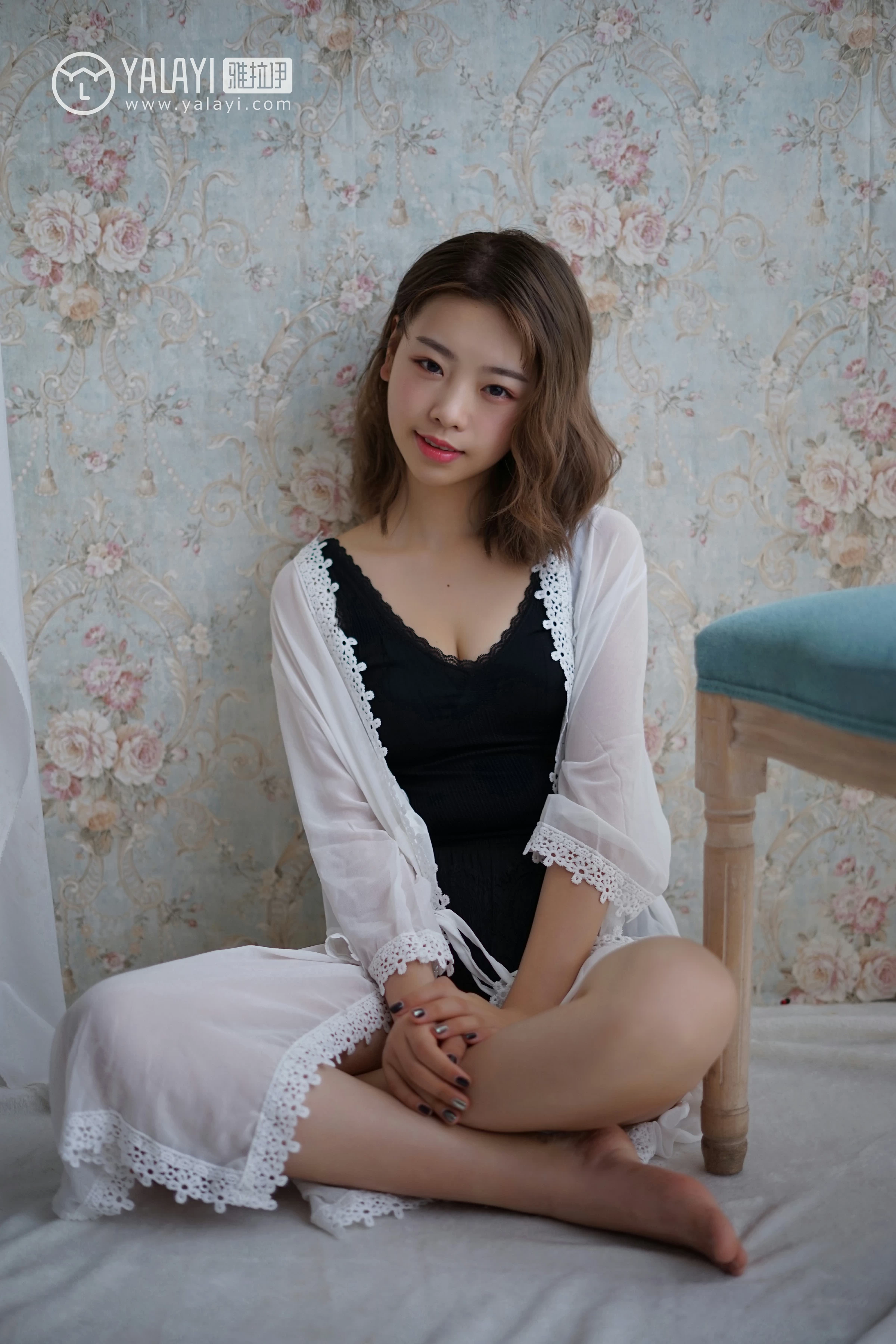 [YALAYI雅拉伊]NO.057 信 严冰冰 黑色蕾丝背心加短裤与吊带连衣裙性感私房写真集第7张