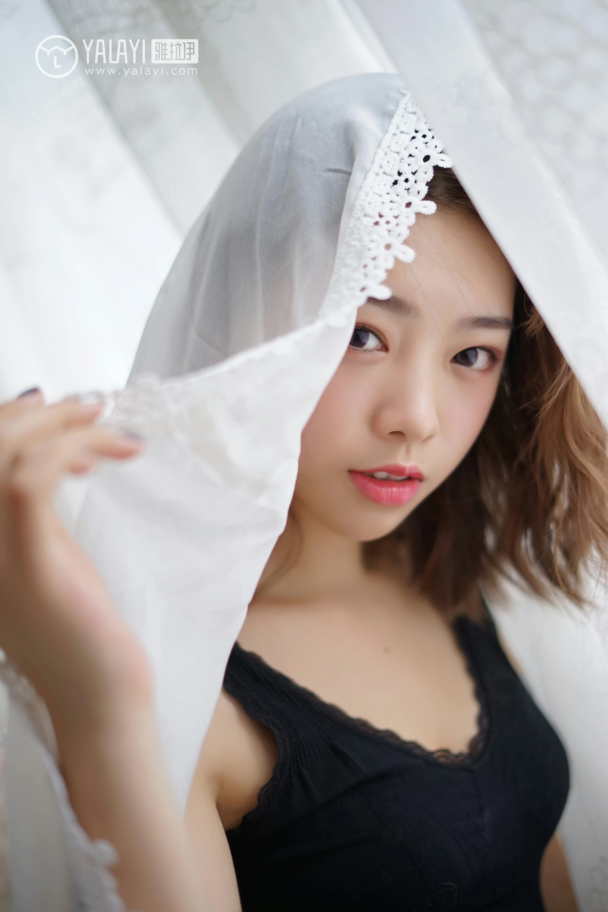 [YALAYI雅拉伊]NO.057 信 严冰冰 黑色蕾丝背心加短裤与吊带连衣裙性感私房写真集第14张