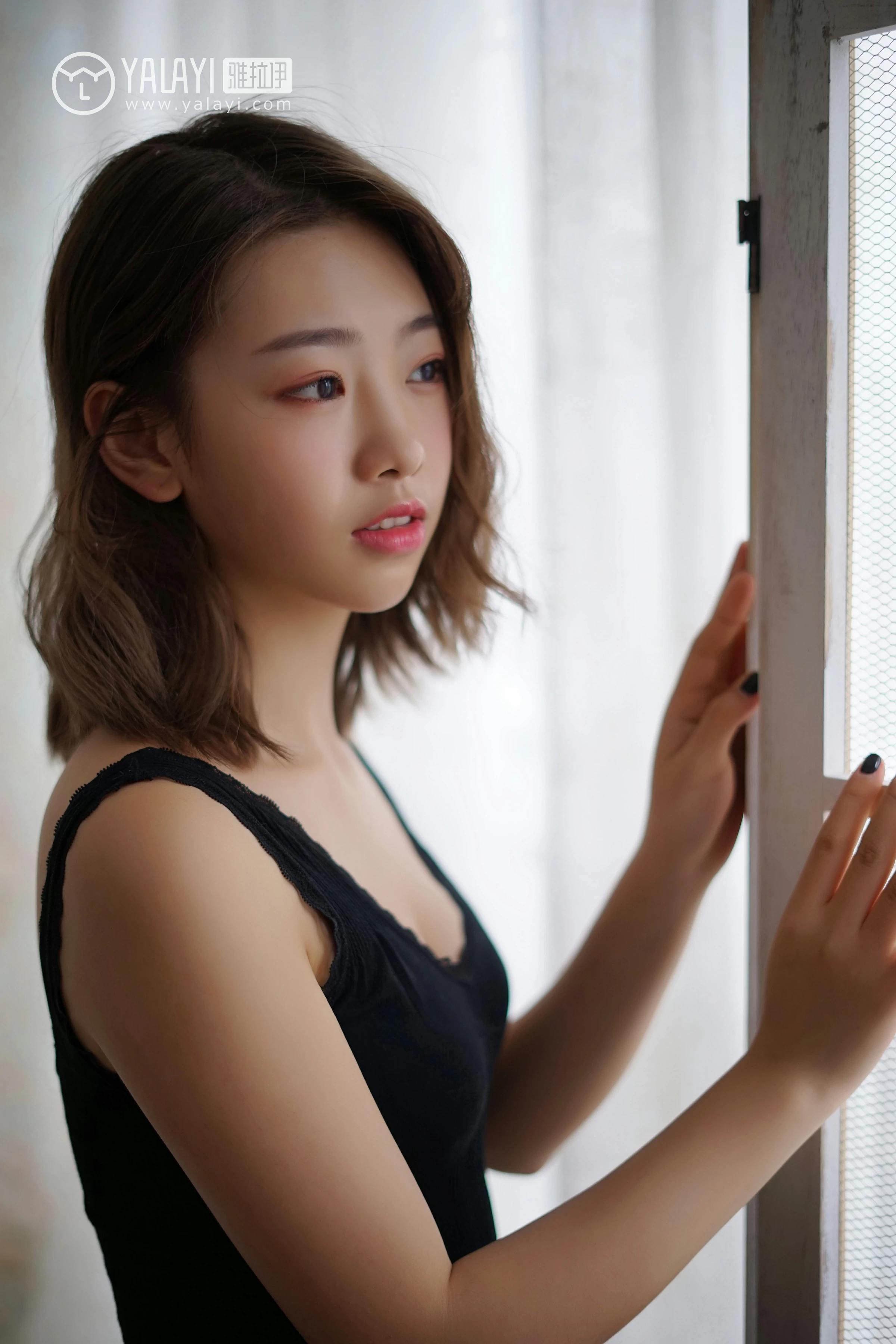 [YALAYI雅拉伊]NO.057 信 严冰冰 黑色蕾丝背心加短裤与吊带连衣裙性感私房写真集第17张
