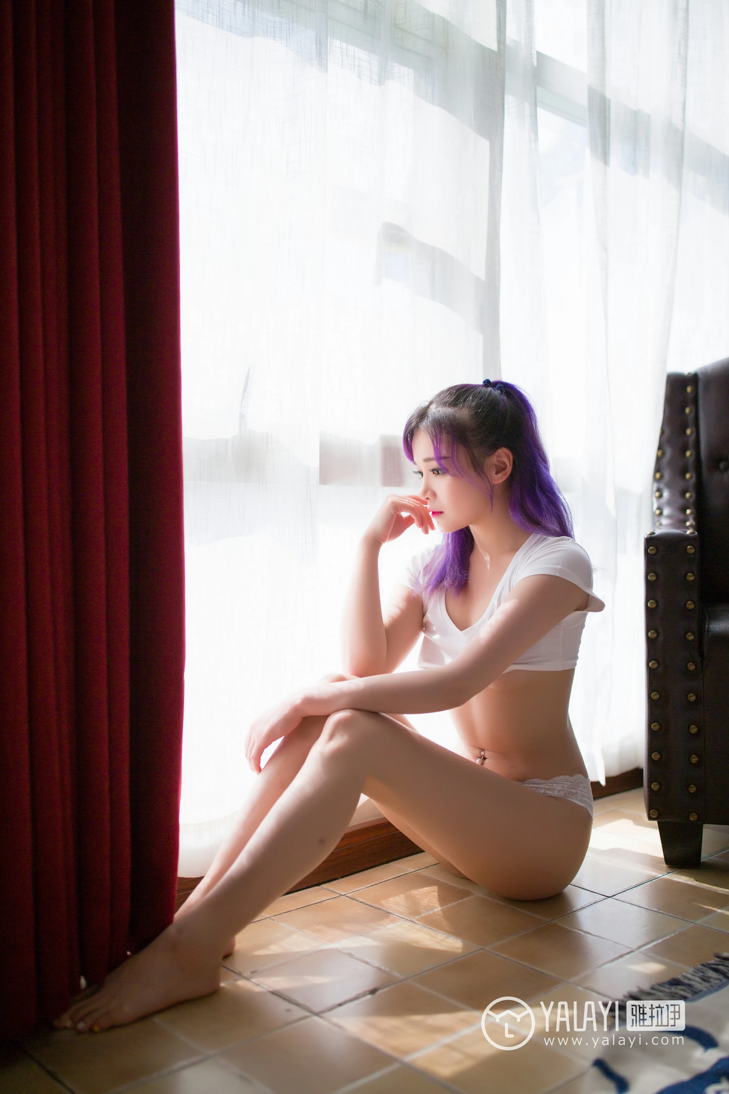 [YALAYI雅拉伊]NO.069 梦露 牵着猫的妹子 白色短袖与透视情趣内衣性感私房写真集第4张