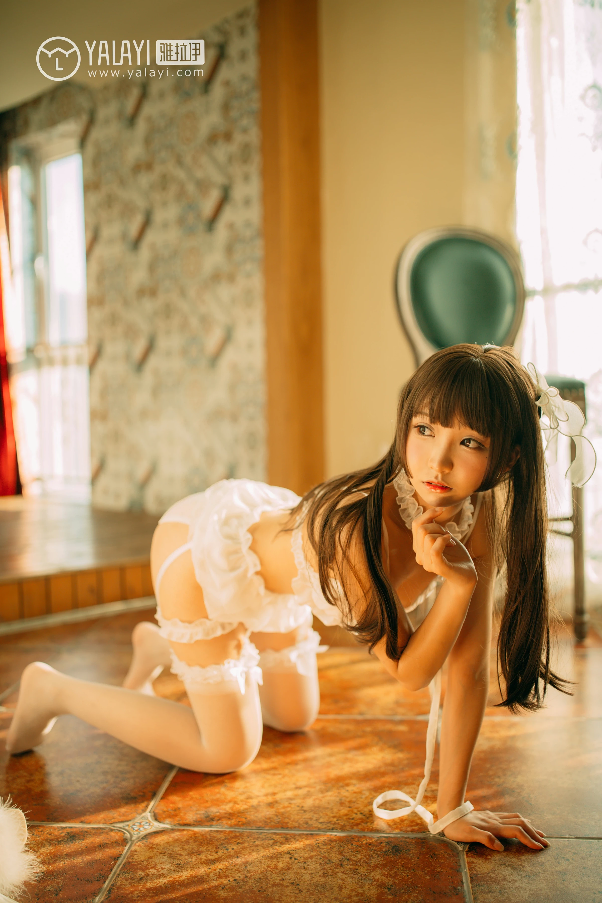 [YALAYI雅拉伊]NO.072 梦里梦外 水花儿 白色情趣内衣与短裙加白色丝袜美腿性感私房写真集第6张