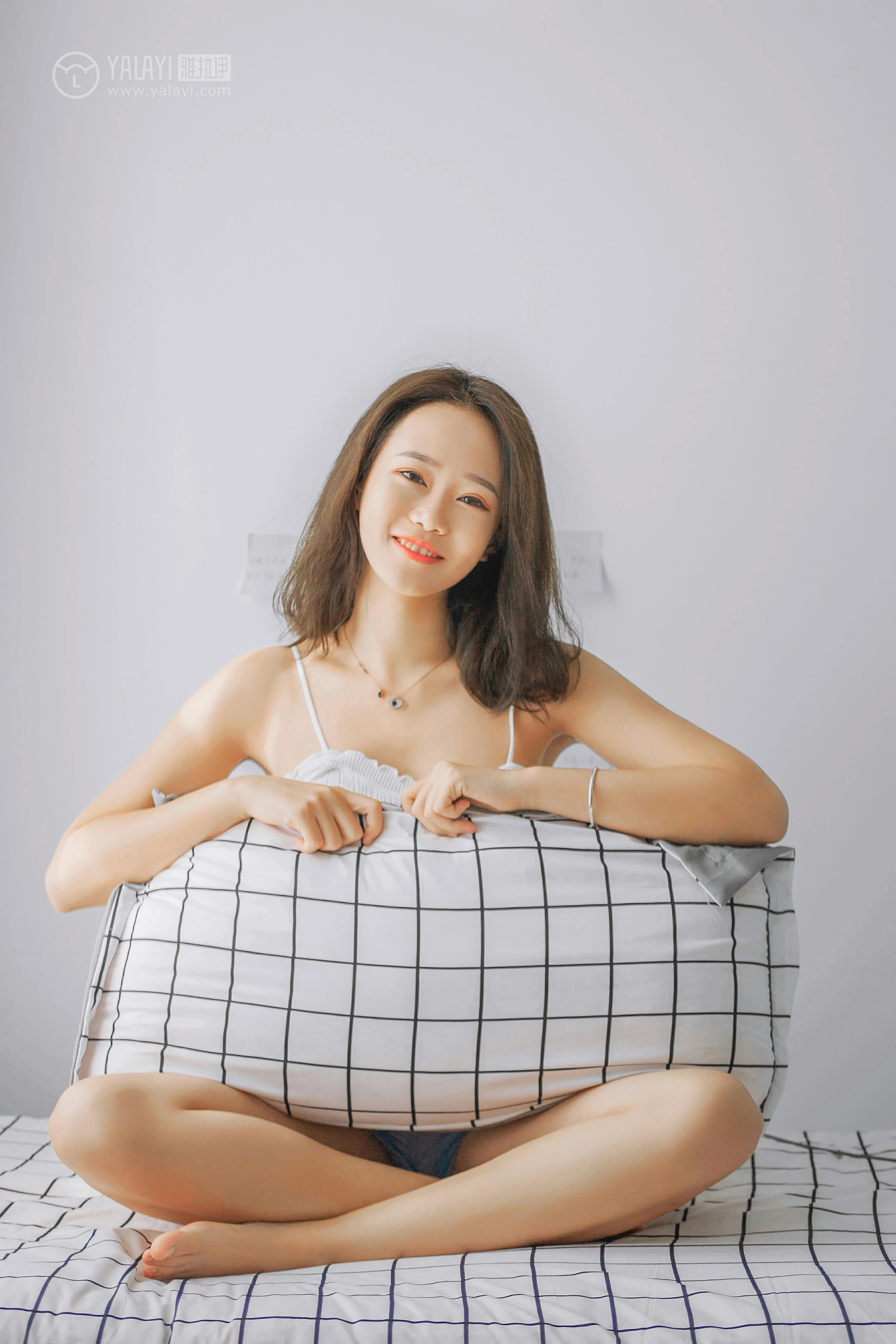 [YALAYI雅拉伊]NO.091 欲之与魚 李晗 白色性感小背心加牛仔短裤私房写真集第11张