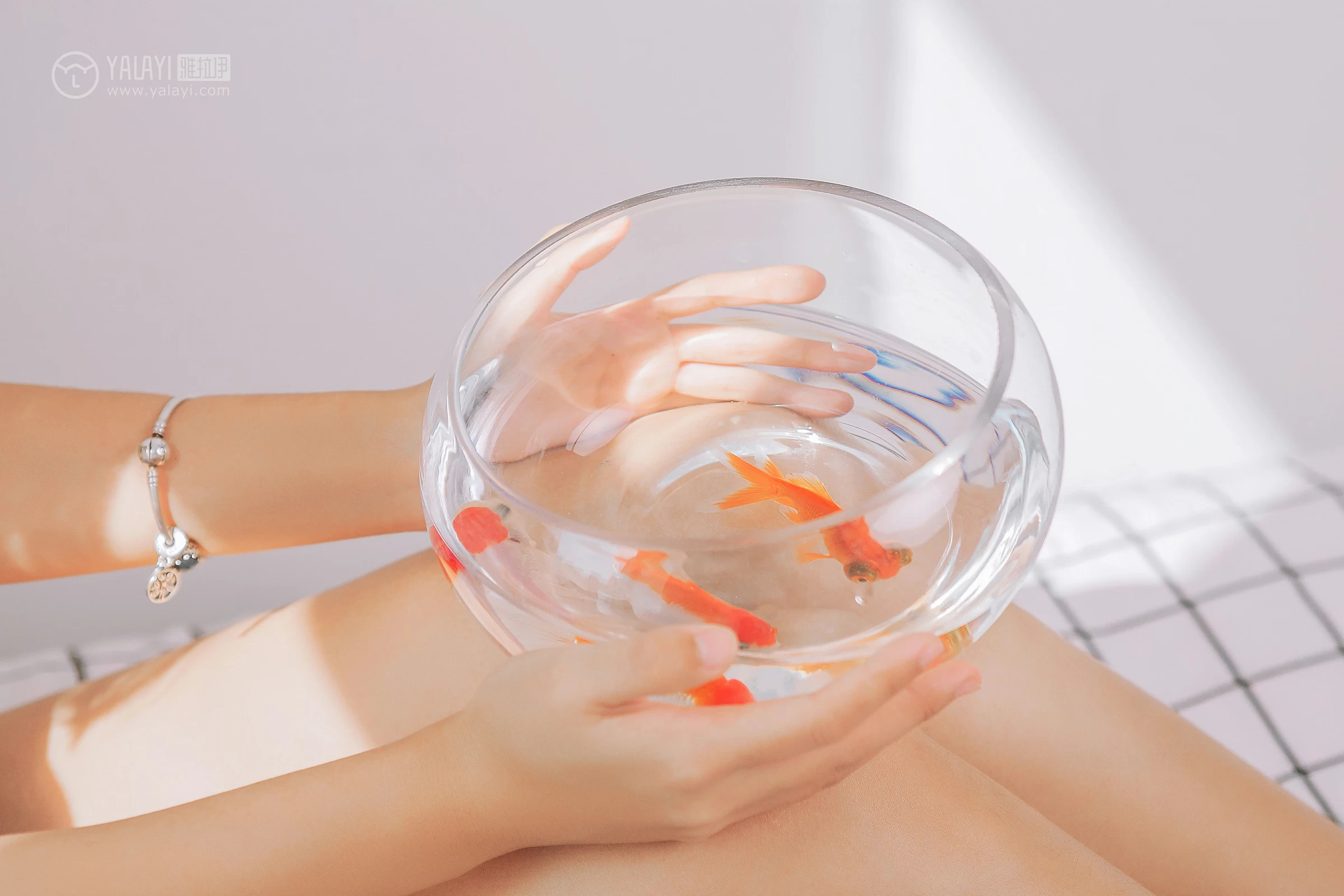 [YALAYI雅拉伊]NO.091 欲之与魚 李晗 白色性感小背心加牛仔短裤私房写真集第14张