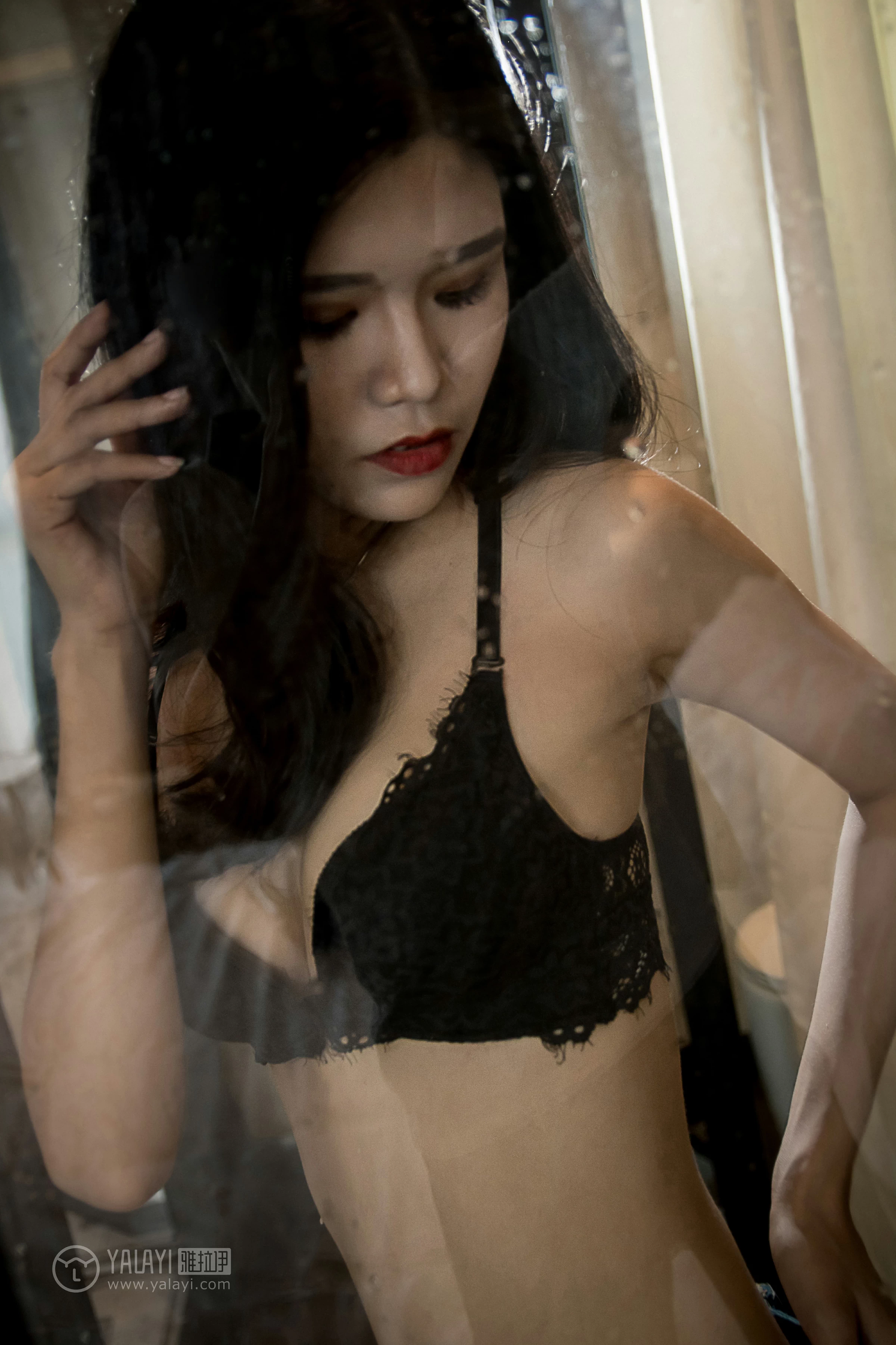 [YALAYI雅拉伊]NO.095 窥视 小灰 黑色蕾丝内衣加紧身牛仔裤性感私房写真集第10张