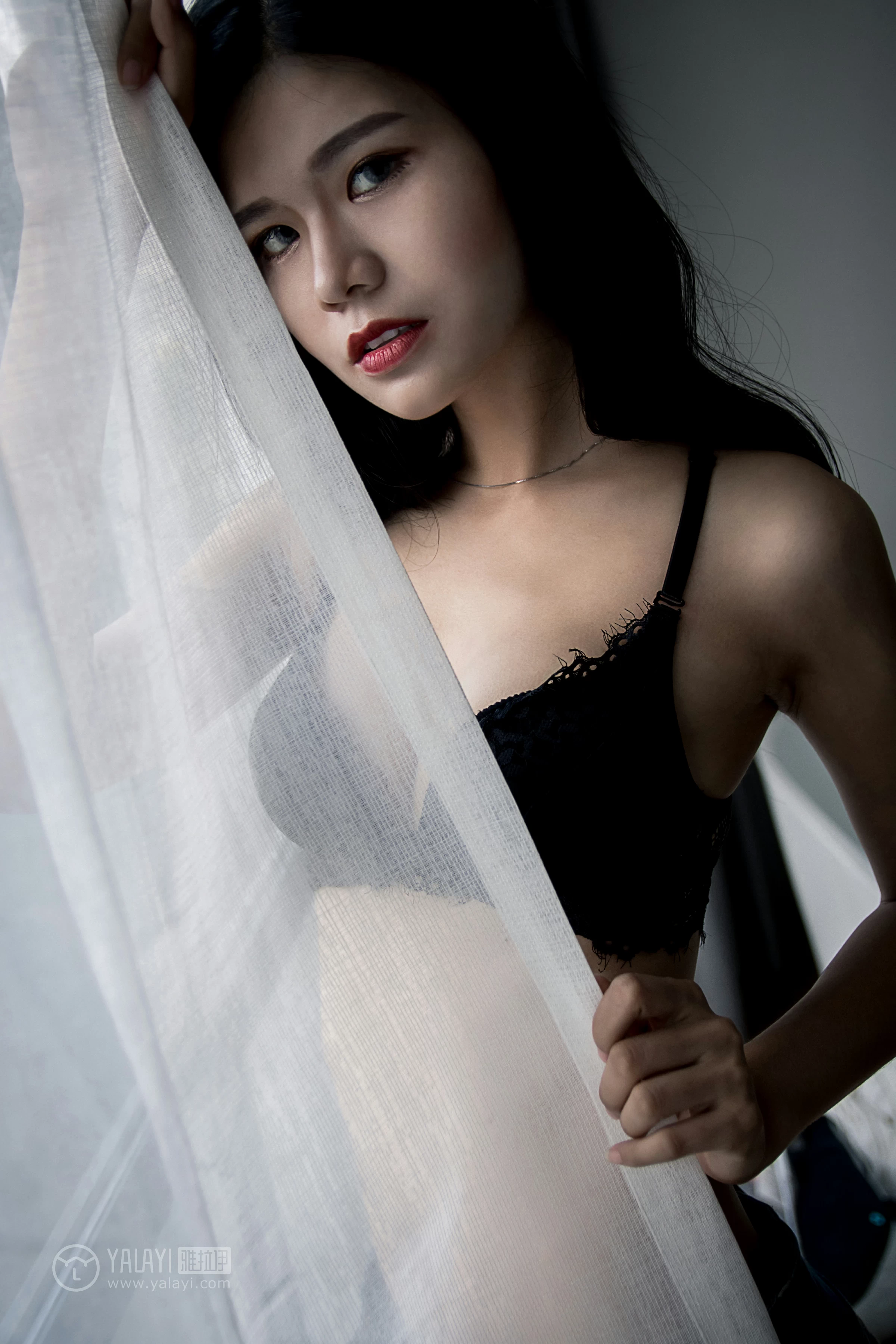 [YALAYI雅拉伊]NO.095 窥视 小灰 黑色蕾丝内衣加紧身牛仔裤性感私房写真集第13张
