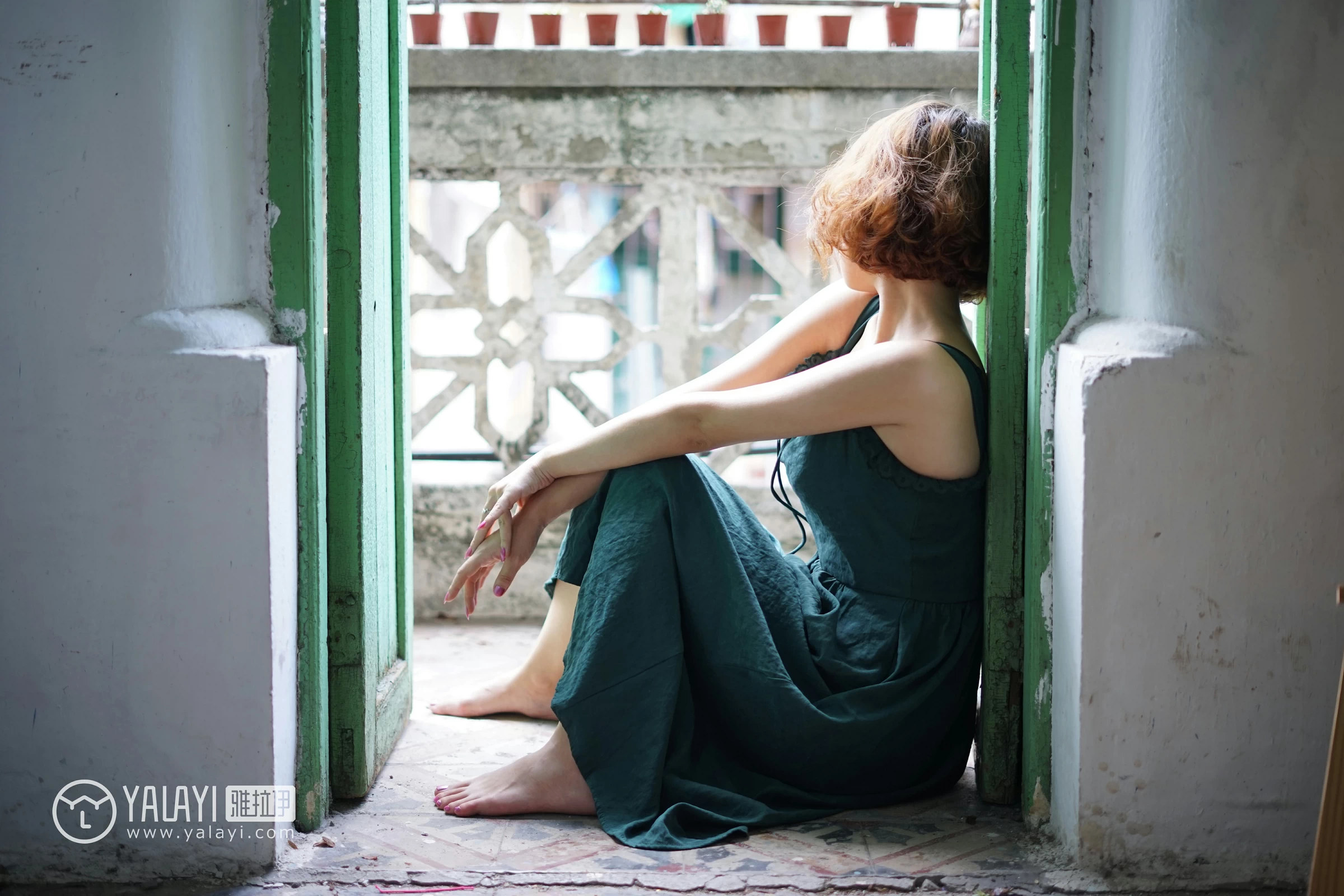 [YALAYI雅拉伊]NO.078 任朝暮 泡芙 吊带连衣裙与黑色镂空睡衣加蕾丝内衣性感私房写真集第2张