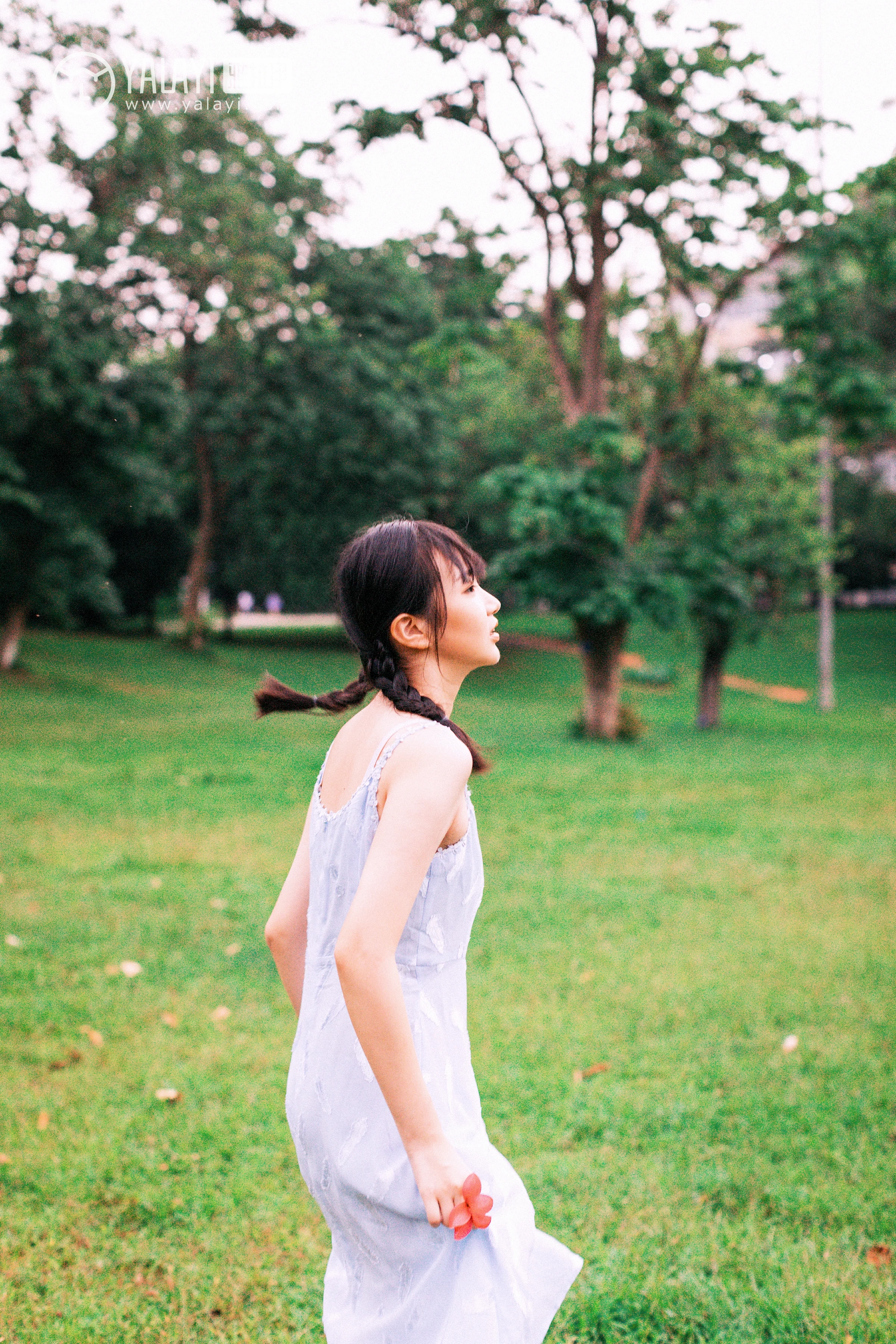 [YALAYI雅拉伊]NO.082 绿喜青花 Doubleyu 淡蓝色吊带连衣裙清纯可爱私房写真集第11张