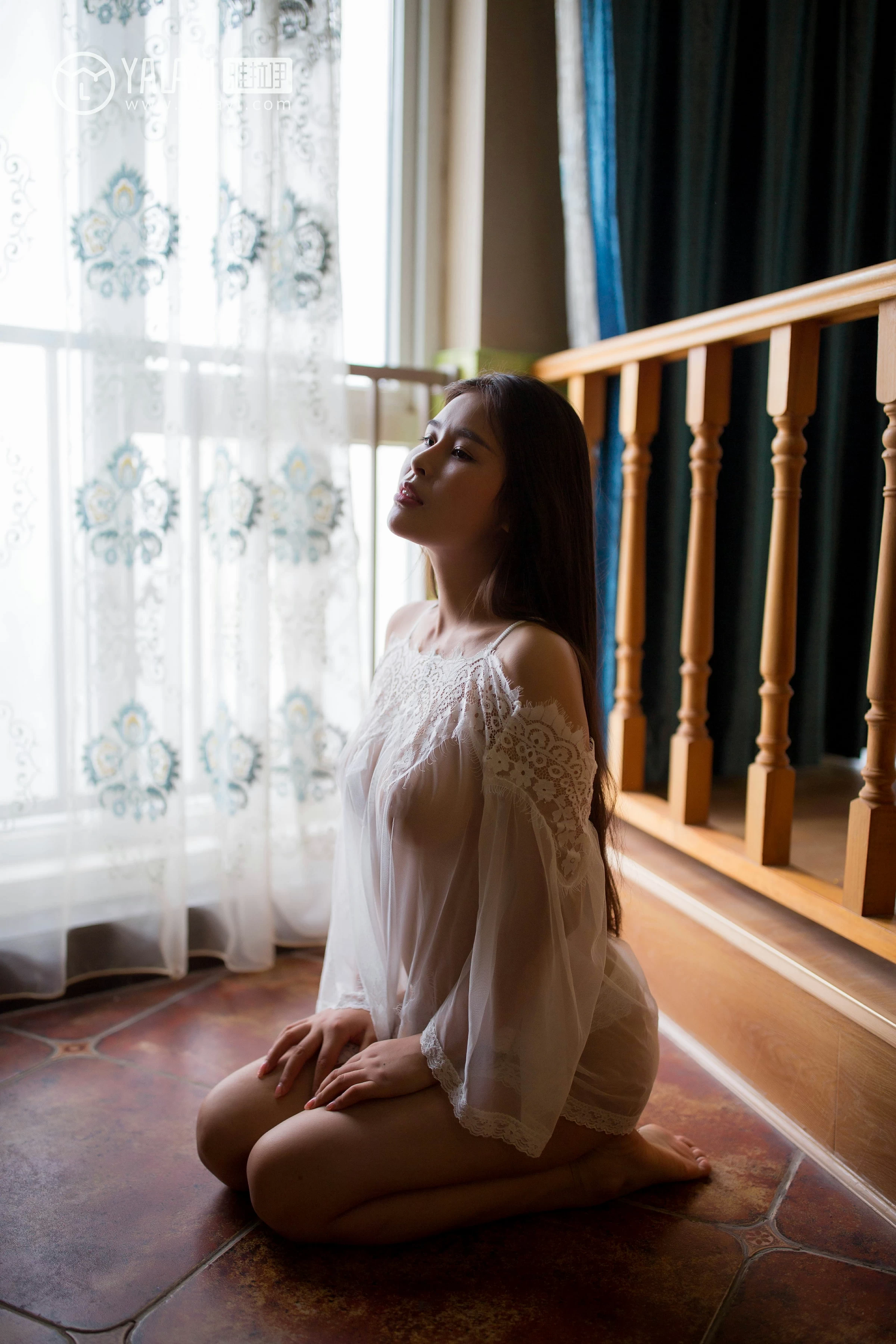 [YALAYI雅拉伊]NO.083 沉默寡言 莹莹 白色透视镂空睡衣与黑色情趣内衣性感私房写真集第9张