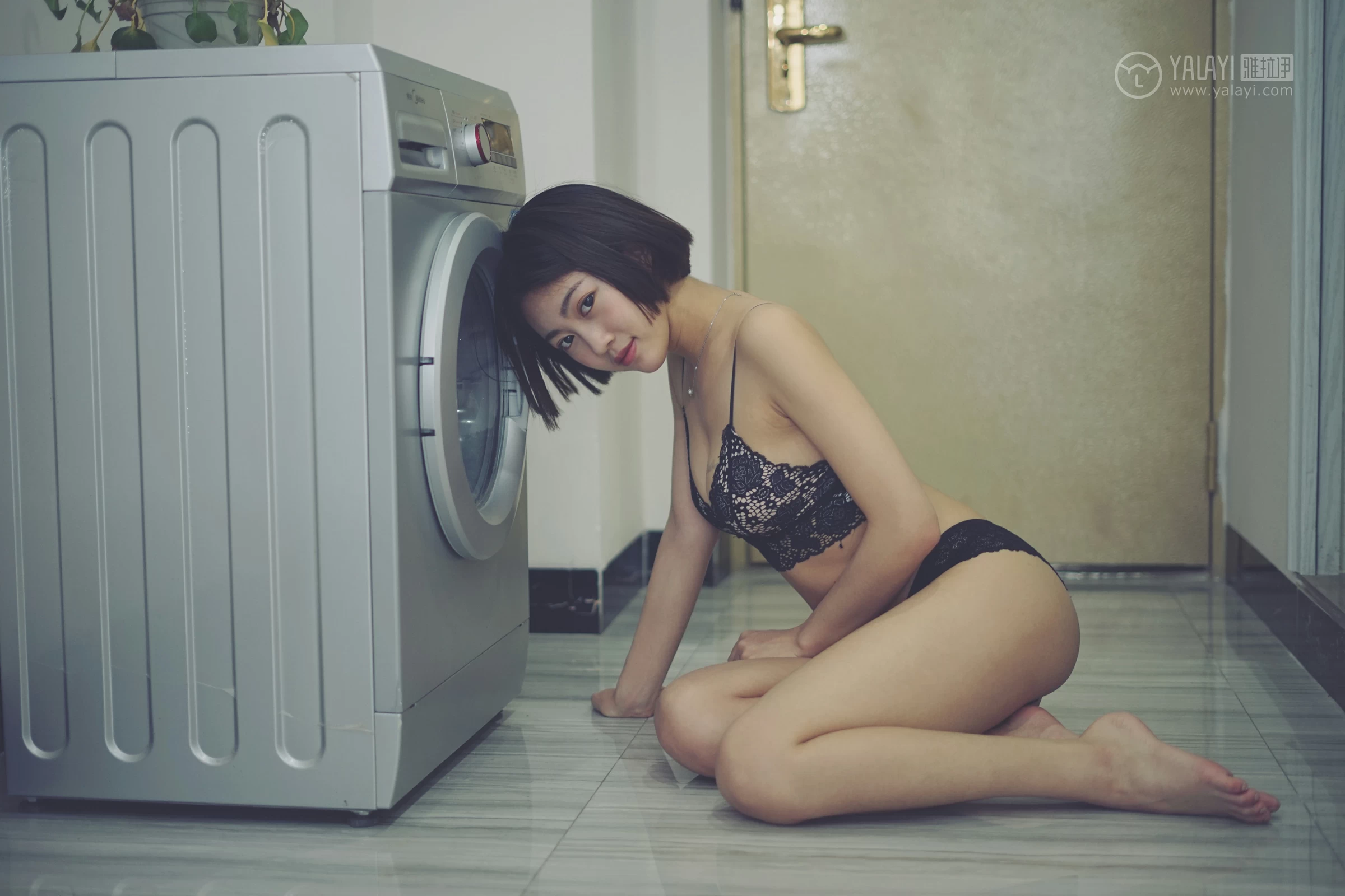 [YALAYI雅拉伊]NO.087 灯暖衣轻 肖萧 白色短袖加黑色透视蕾丝内衣性感私房写真集第13张