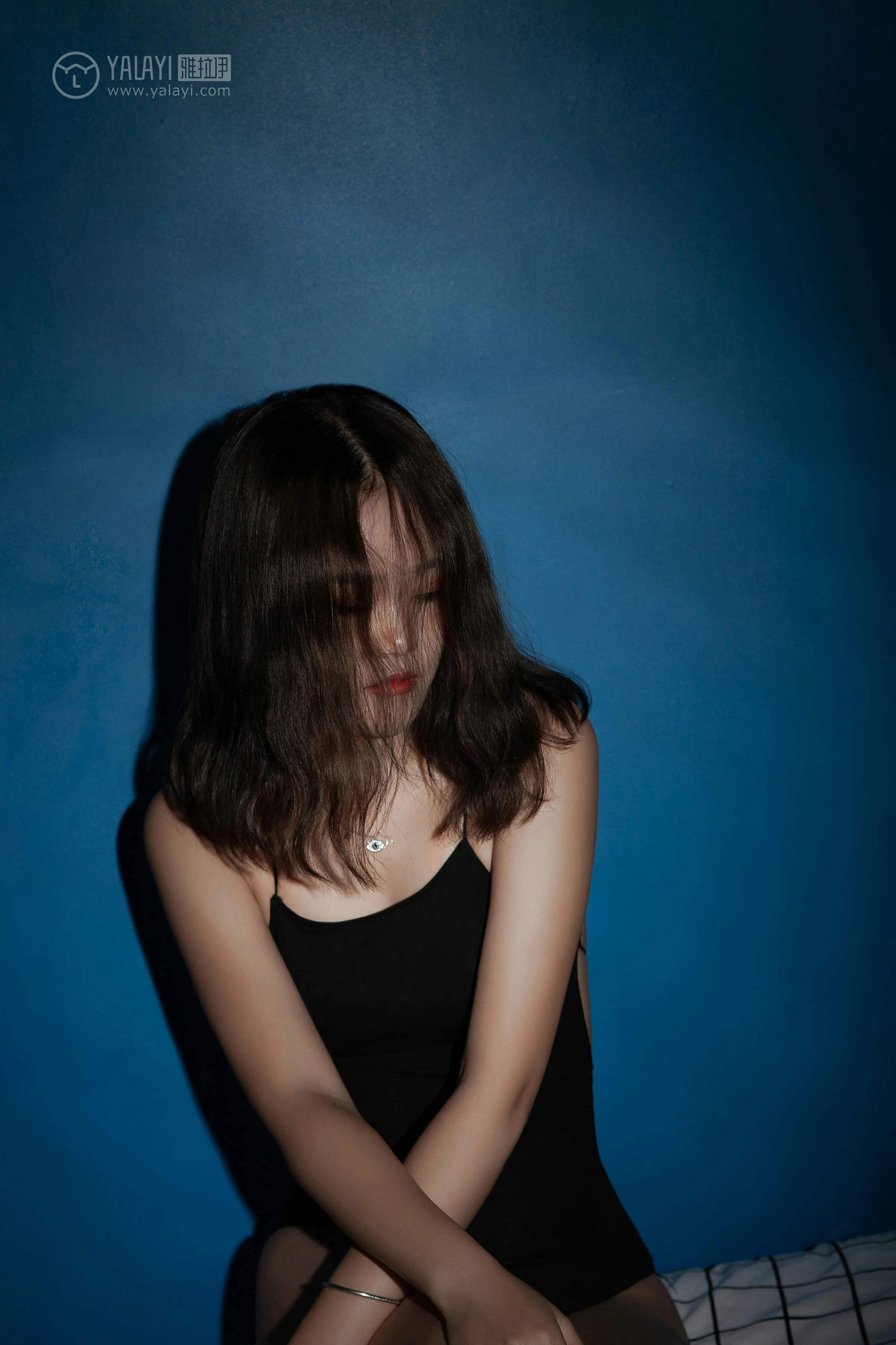 [YALAYI雅拉伊]NO.100 暗房 李晗 黑色吊带连体比基尼泳装性感私房写真集第9张