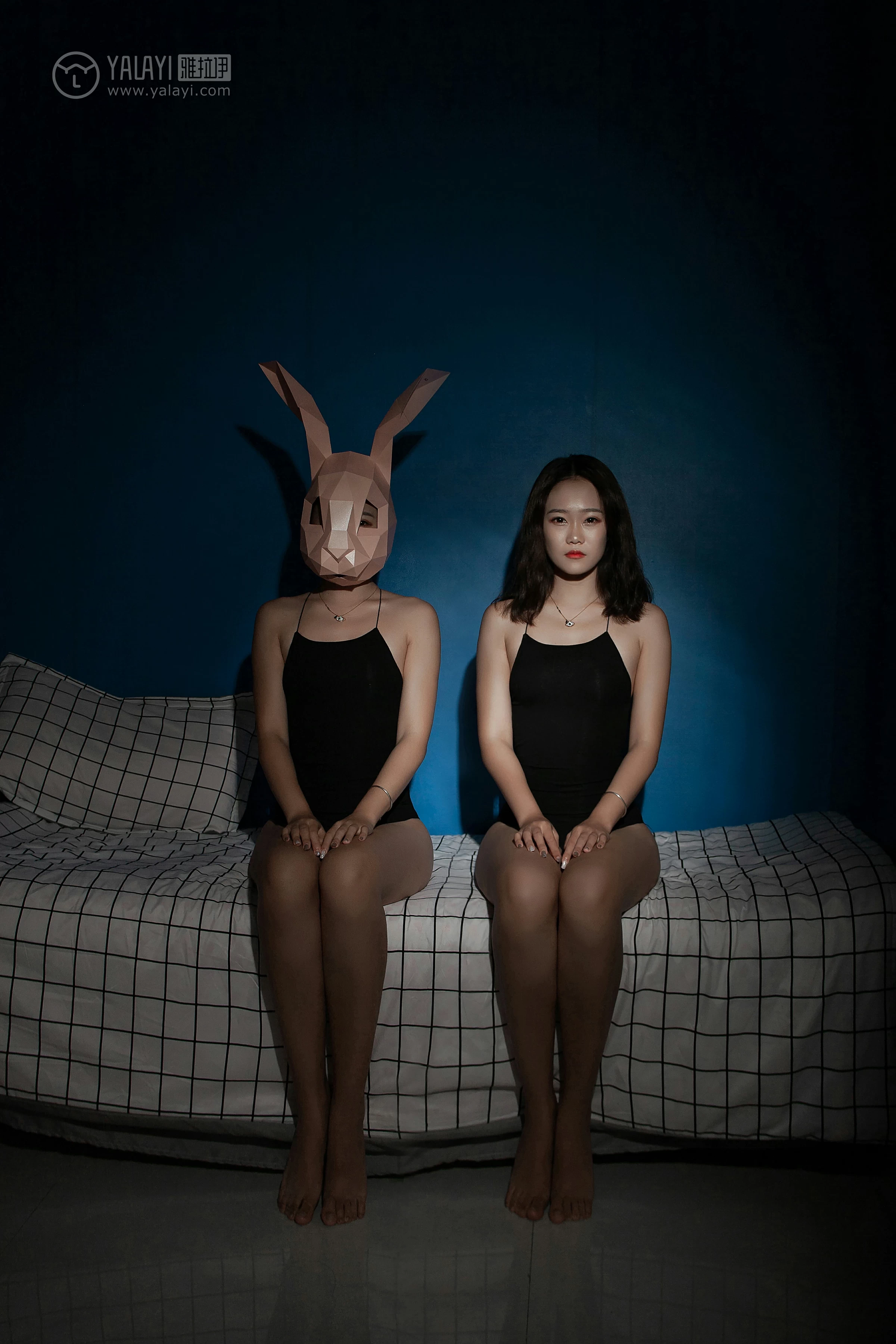 [YALAYI雅拉伊]NO.100 暗房 李晗 黑色吊带连体比基尼泳装性感私房写真集第13张