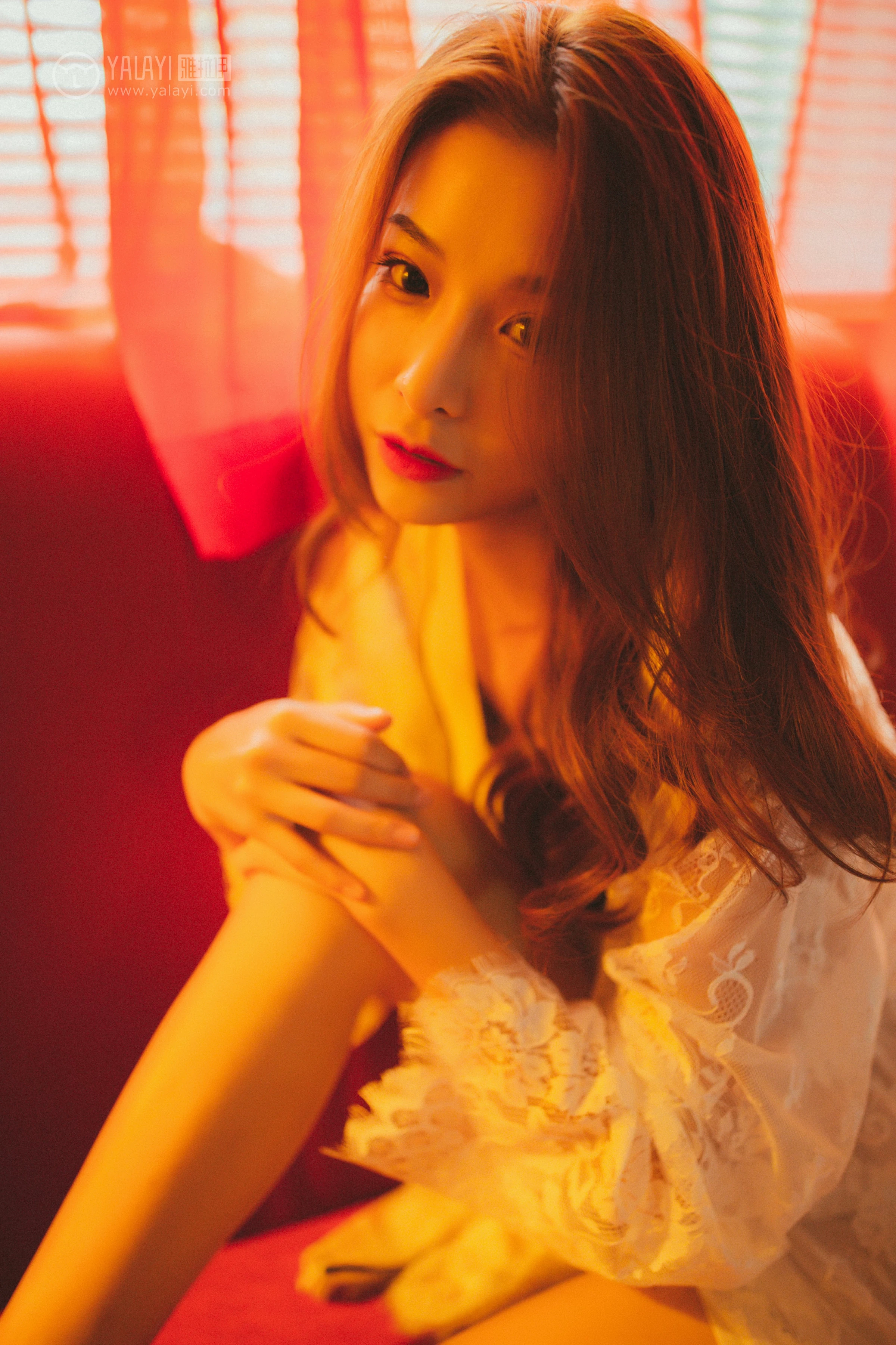[YALAYI雅拉伊]NO.116 我在等你 倩微微 透视镂空睡衣加白色蕾丝情趣内衣性感私房写真集第2张