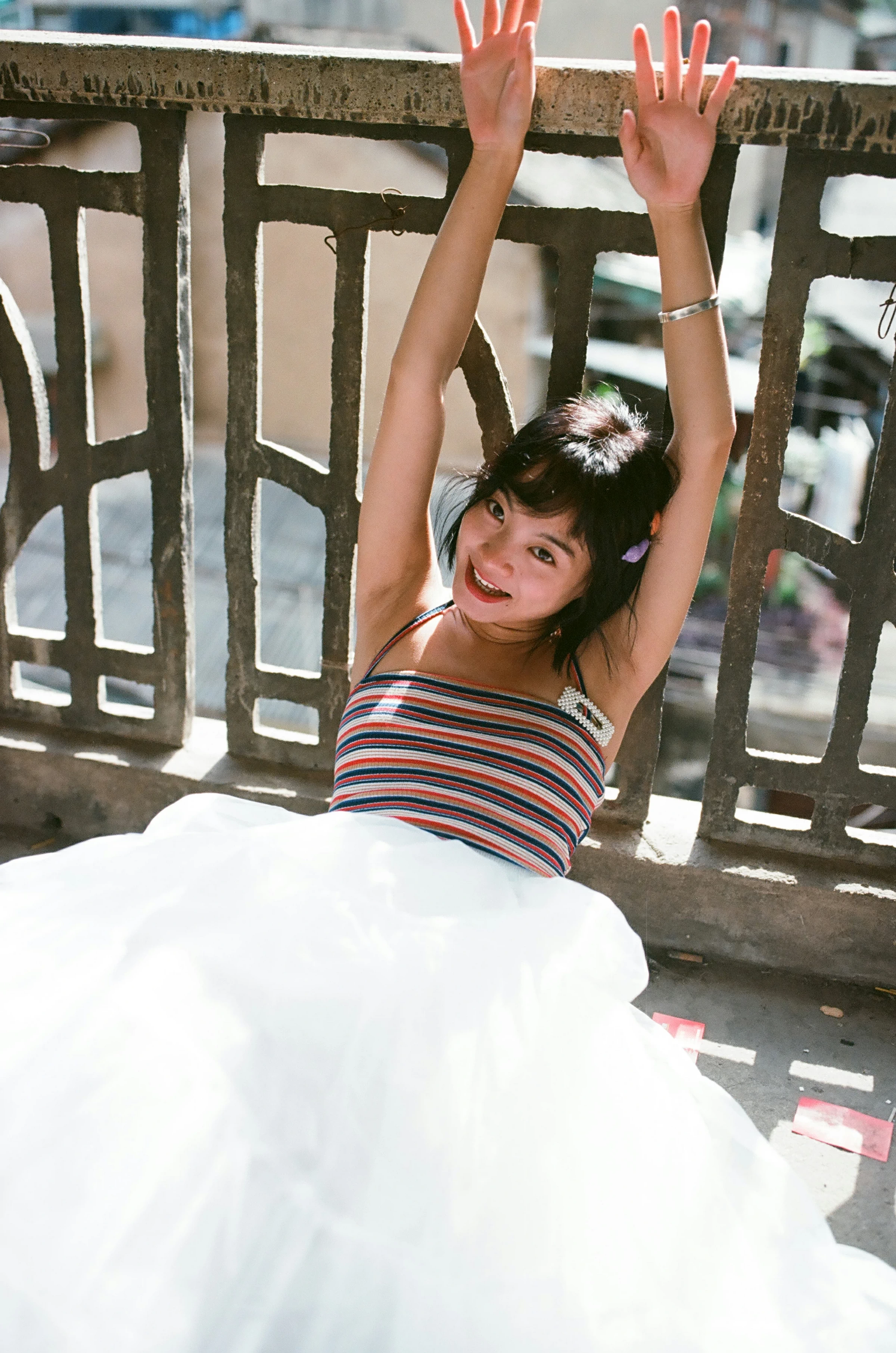 [YALAYI雅拉伊]NO.131 游街 米粒米粒 彩色背心与牛仔外套加白色透视裙私房写真集第3张