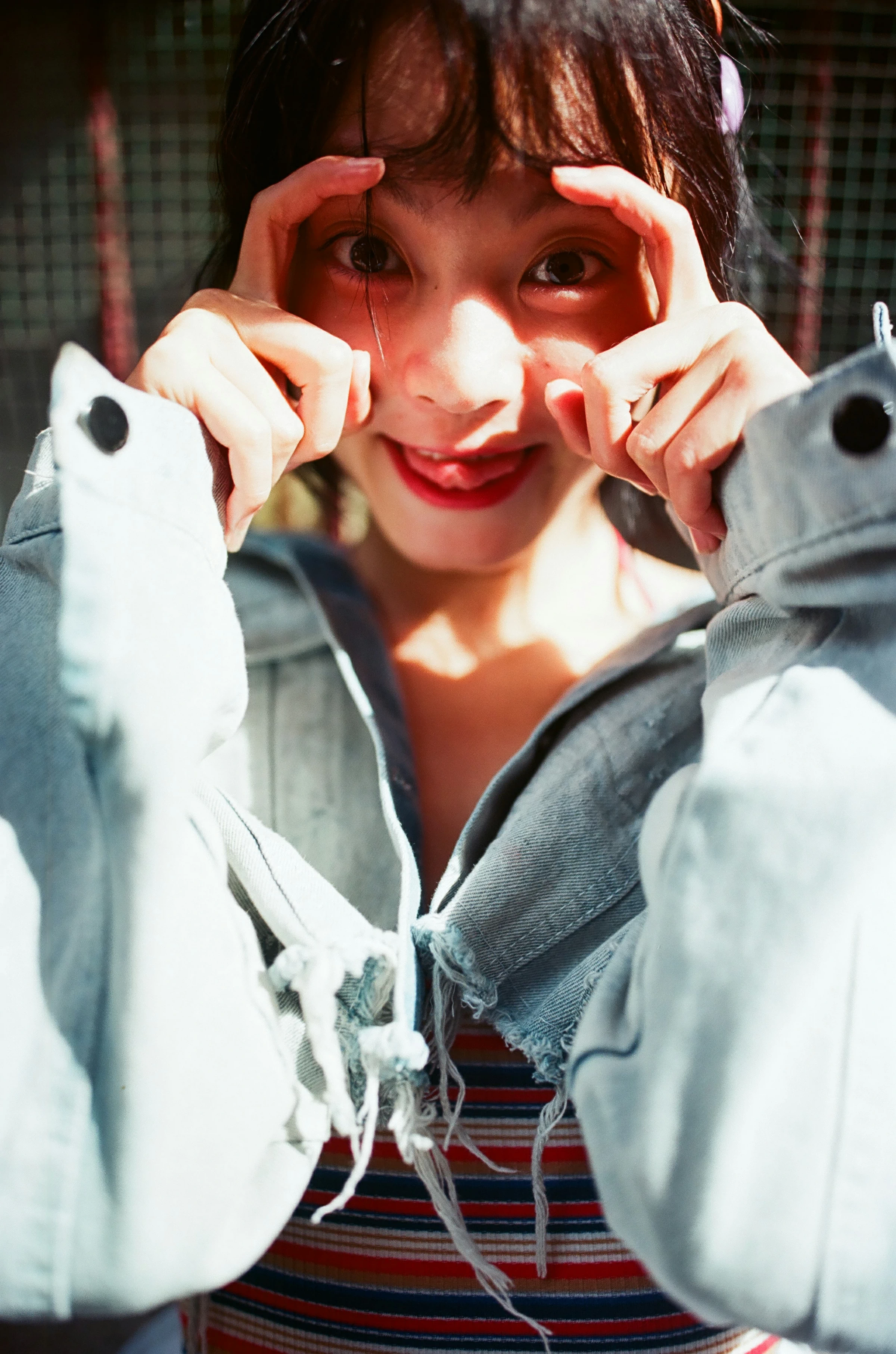 [YALAYI雅拉伊]NO.131 游街 米粒米粒 彩色背心与牛仔外套加白色透视裙私房写真集第9张