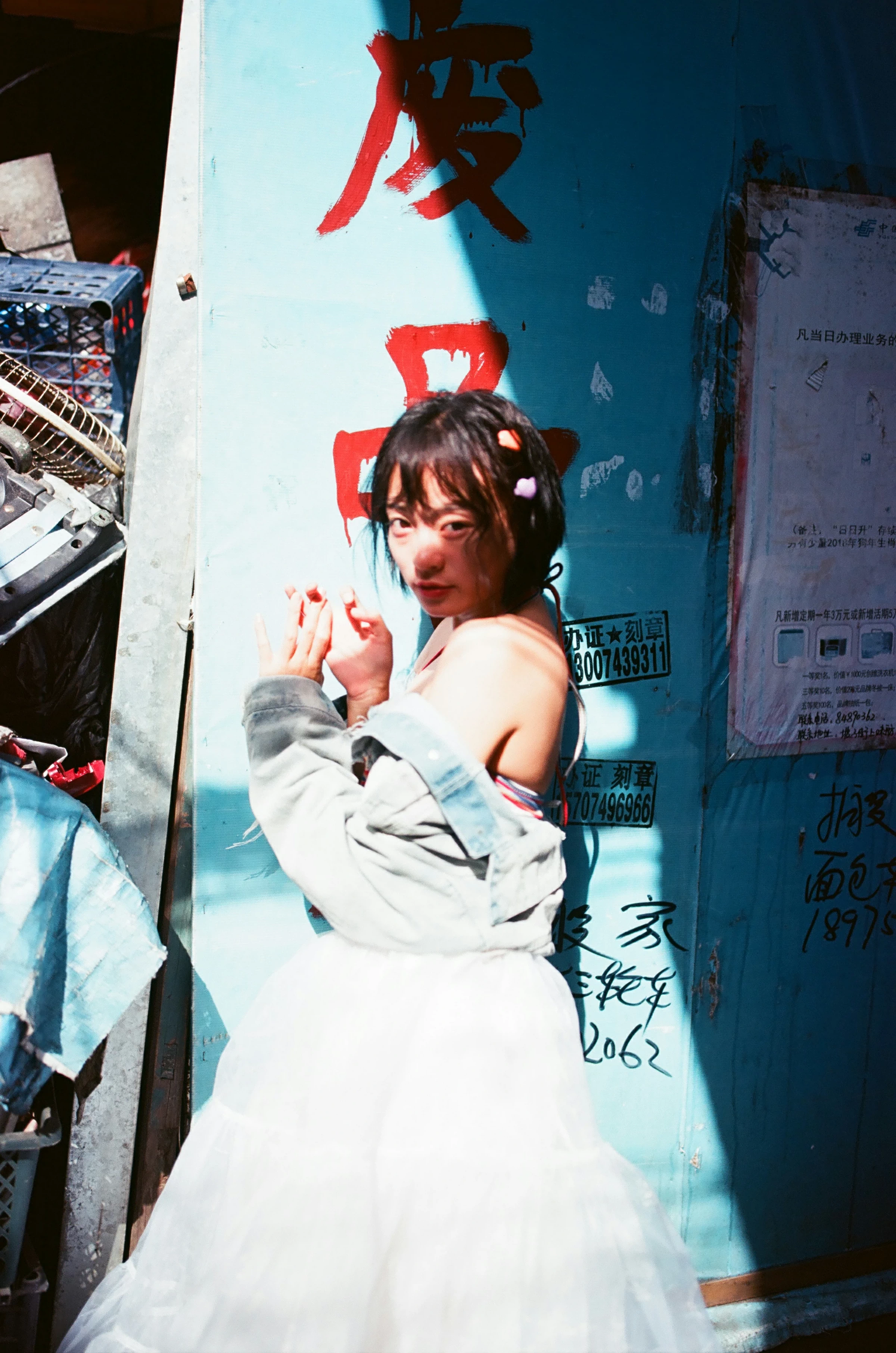 [YALAYI雅拉伊]NO.131 游街 米粒米粒 彩色背心与牛仔外套加白色透视裙私房写真集第12张