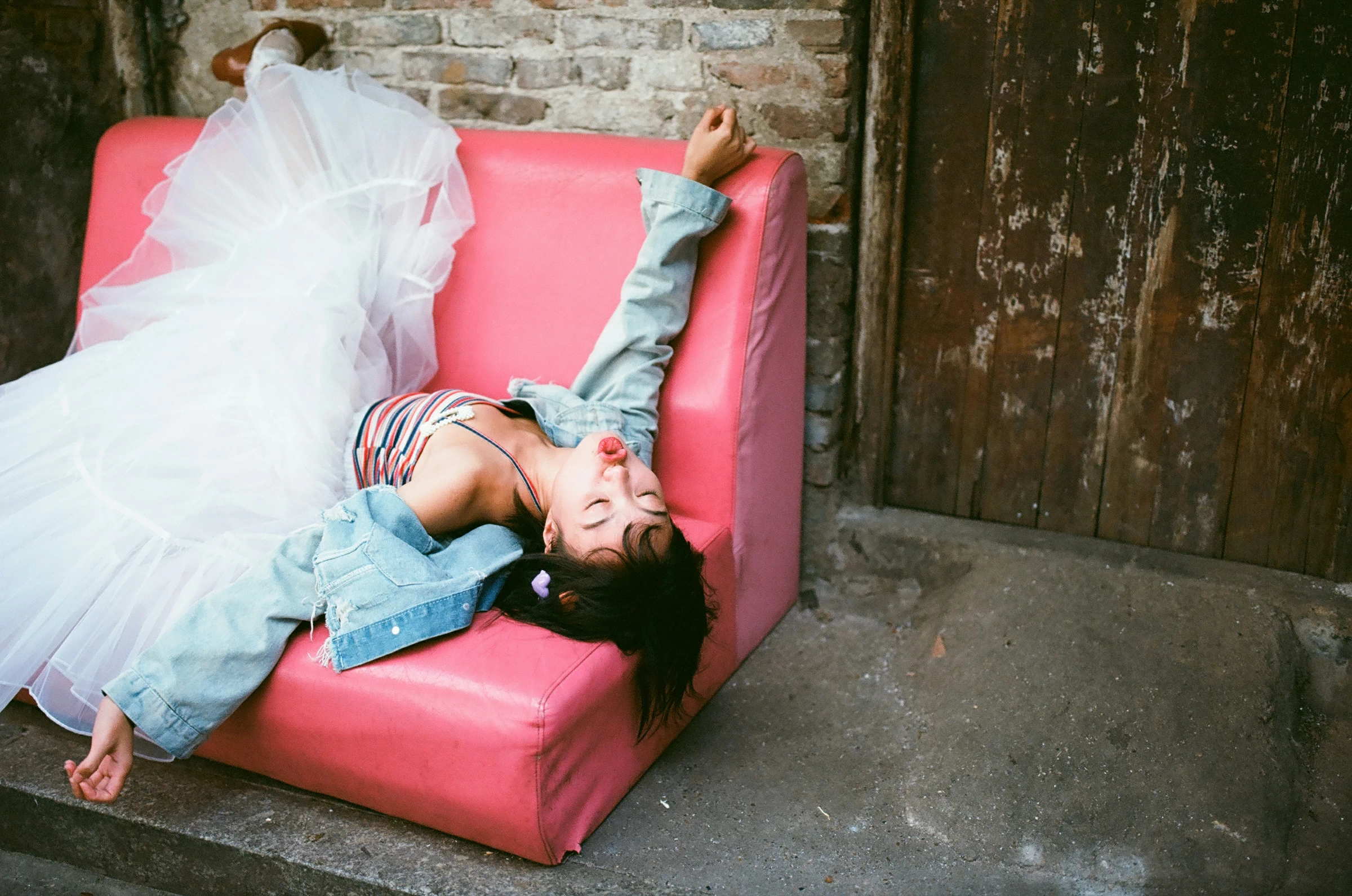 [YALAYI雅拉伊]NO.131 游街 米粒米粒 彩色背心与牛仔外套加白色透视裙私房写真集第22张