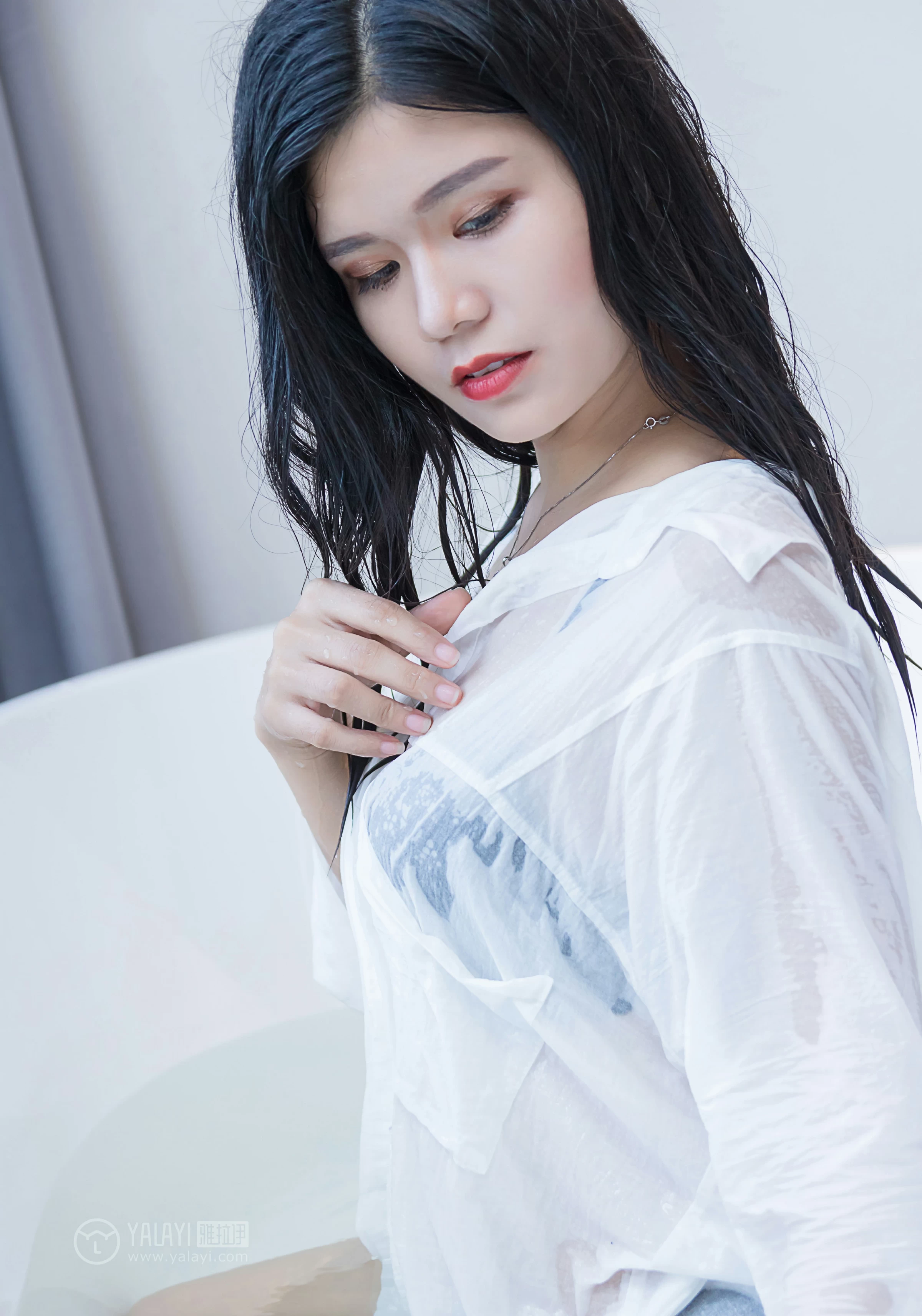 [YALAYI雅拉伊]NO.134 嬉水浴室 小灰 透视衬衫加黑色蕾丝镂空内衣性感私房写真集第8张