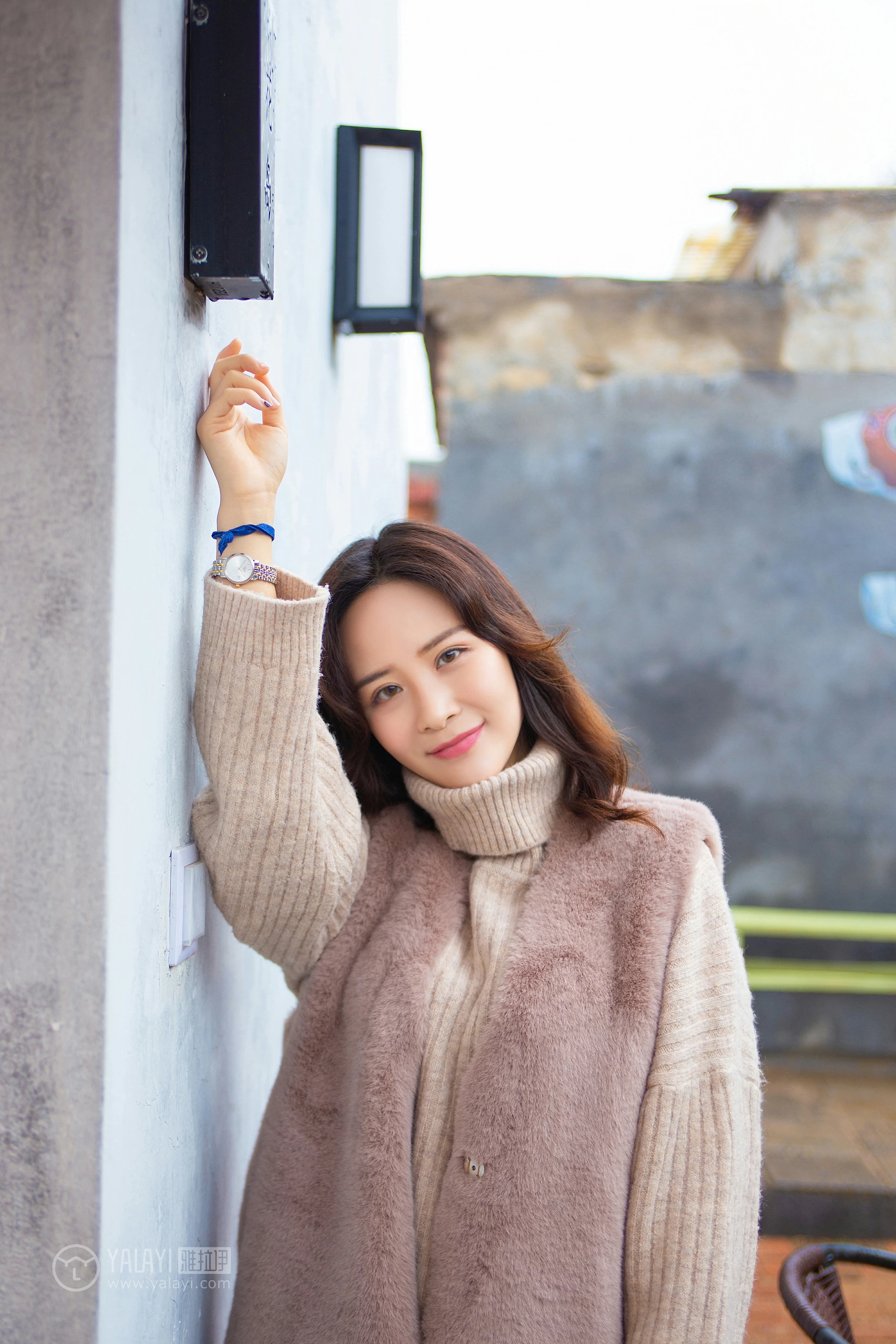 [YALAYI雅拉伊]NO.151 旅行日记 毛毛 米色毛衣加休闲长裤私房写真集第3张