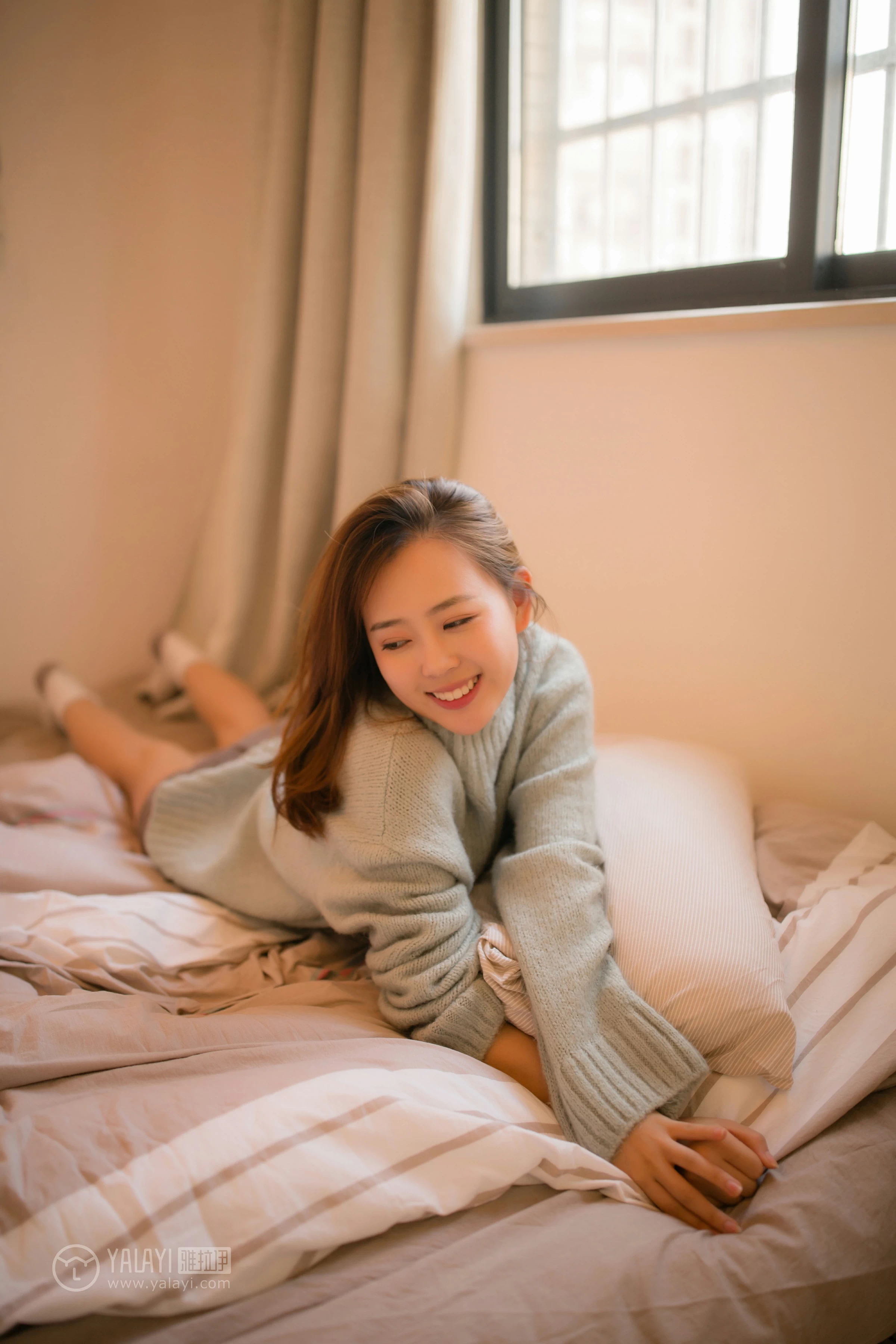 [YALAYI雅拉伊]NO.152 亲爱的同居女友 张雨青 粉色毛衣加灰色短裤性感私房写真集第5张