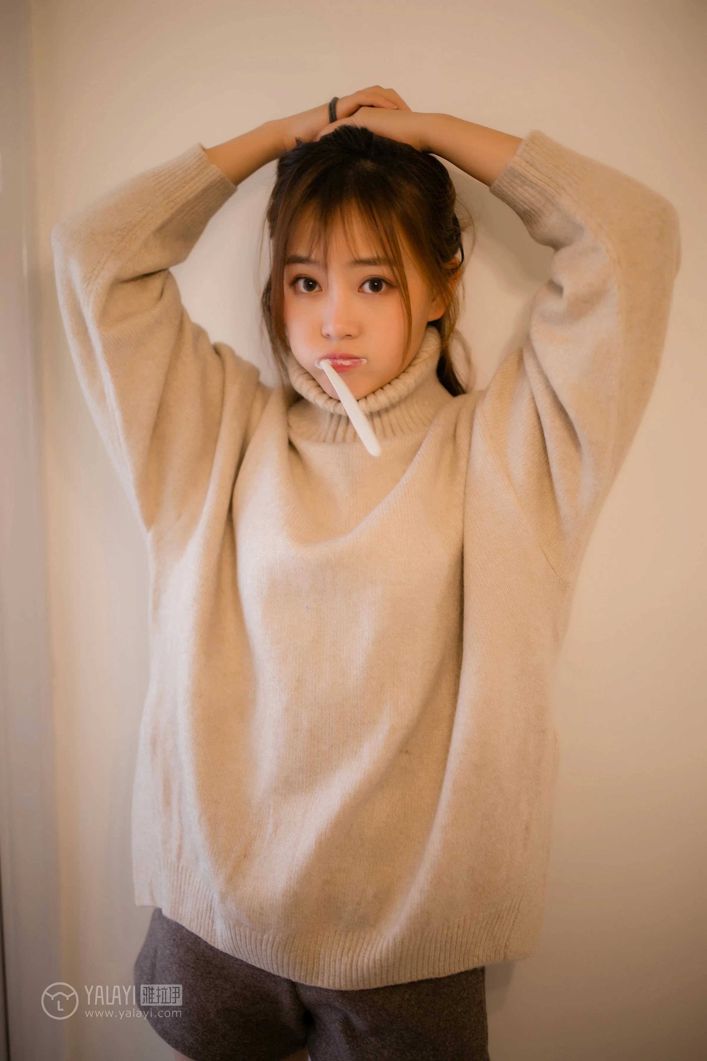 [YALAYI雅拉伊]NO.152 亲爱的同居女友 张雨青 粉色毛衣加灰色短裤性感私房写真集第12张