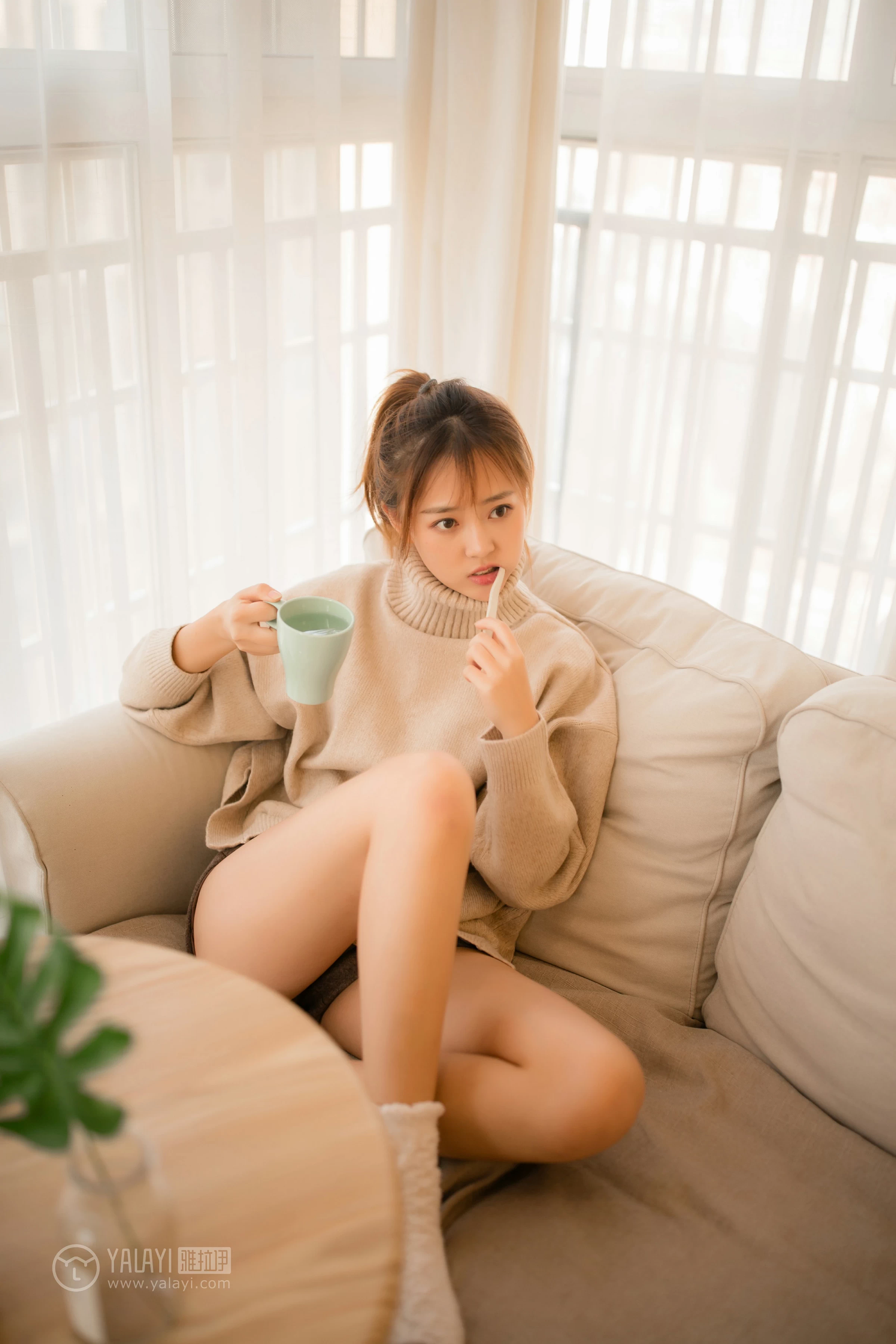 [YALAYI雅拉伊]NO.152 亲爱的同居女友 张雨青 粉色毛衣加灰色短裤性感私房写真集第14张