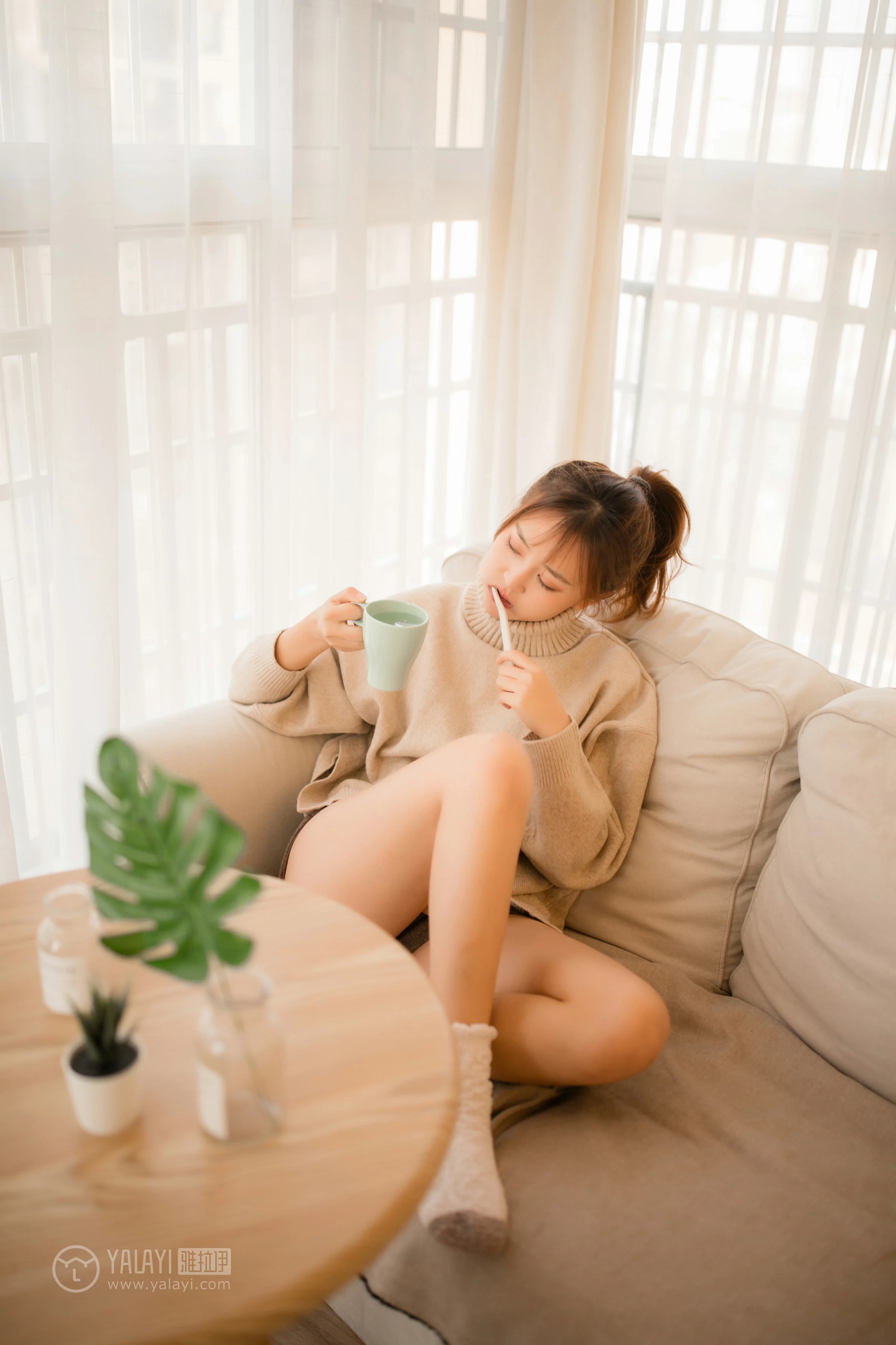 [YALAYI雅拉伊]NO.152 亲爱的同居女友 张雨青 粉色毛衣加灰色短裤性感私房写真集第14张