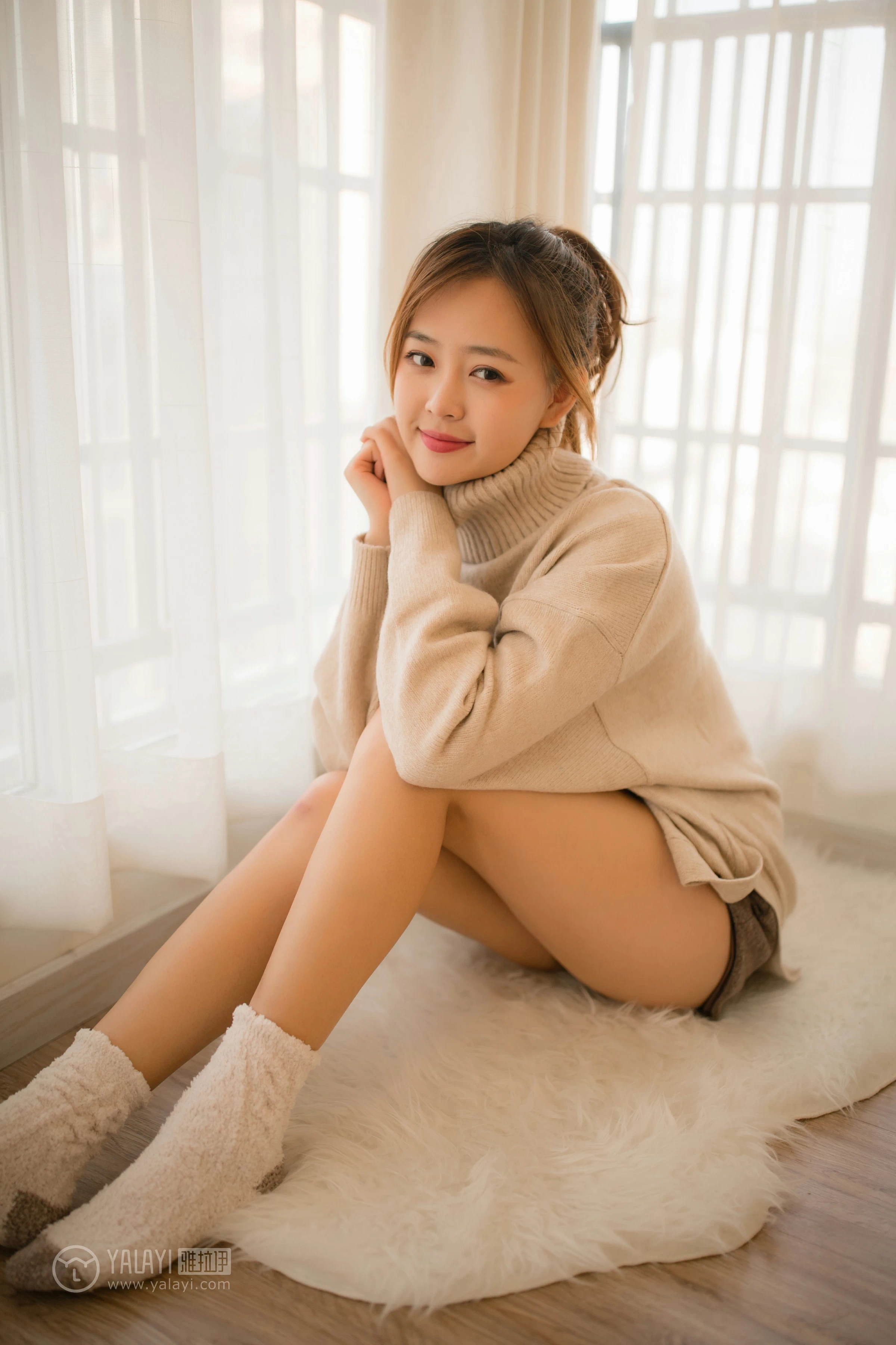 [YALAYI雅拉伊]NO.152 亲爱的同居女友 张雨青 粉色毛衣加灰色短裤性感私房写真集第16张