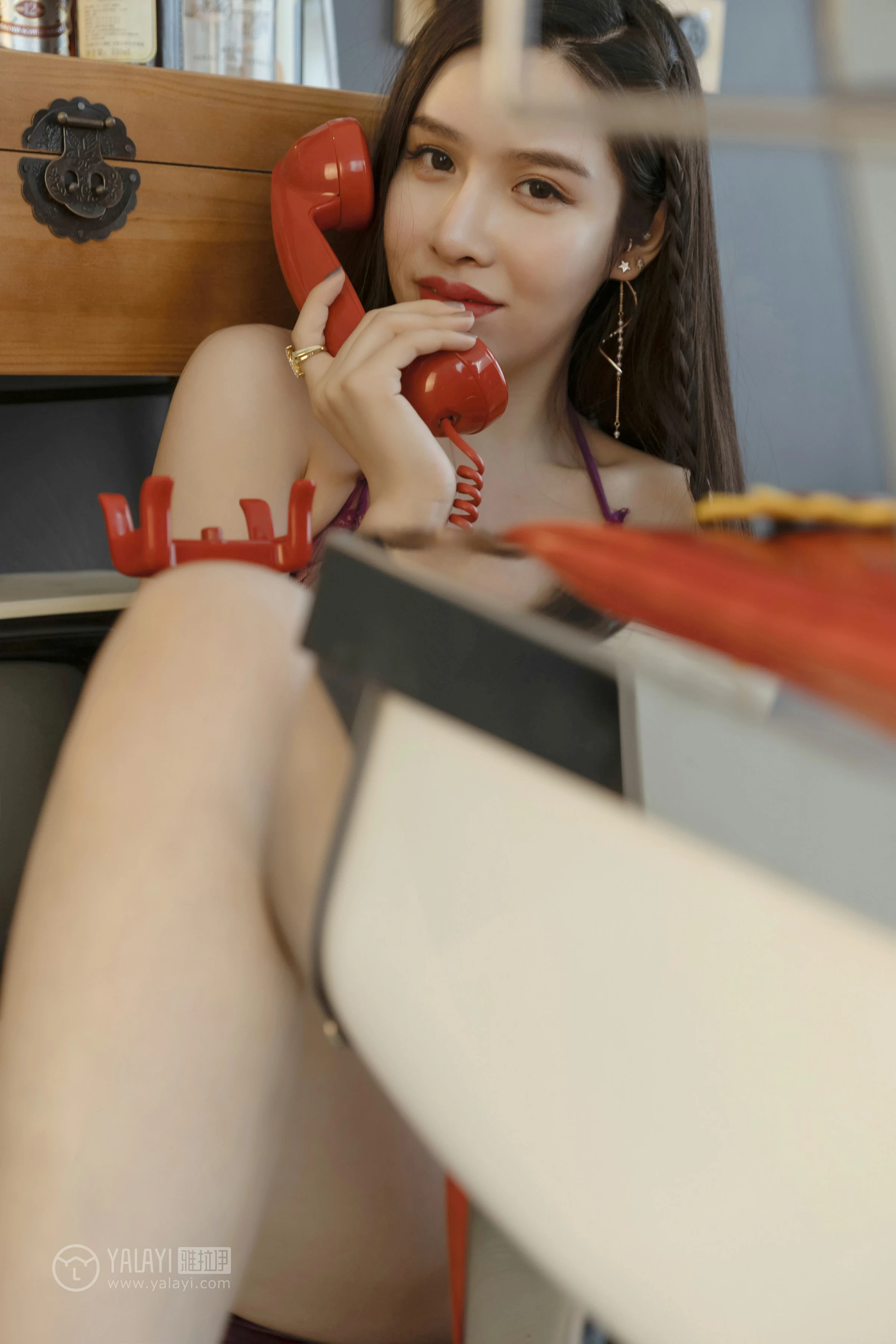 [YALAYI雅拉伊]NO.153 长腿女郎 颖莹 紫色真丝睡衣加透视蕾丝情趣内衣性感私房写真集第12张