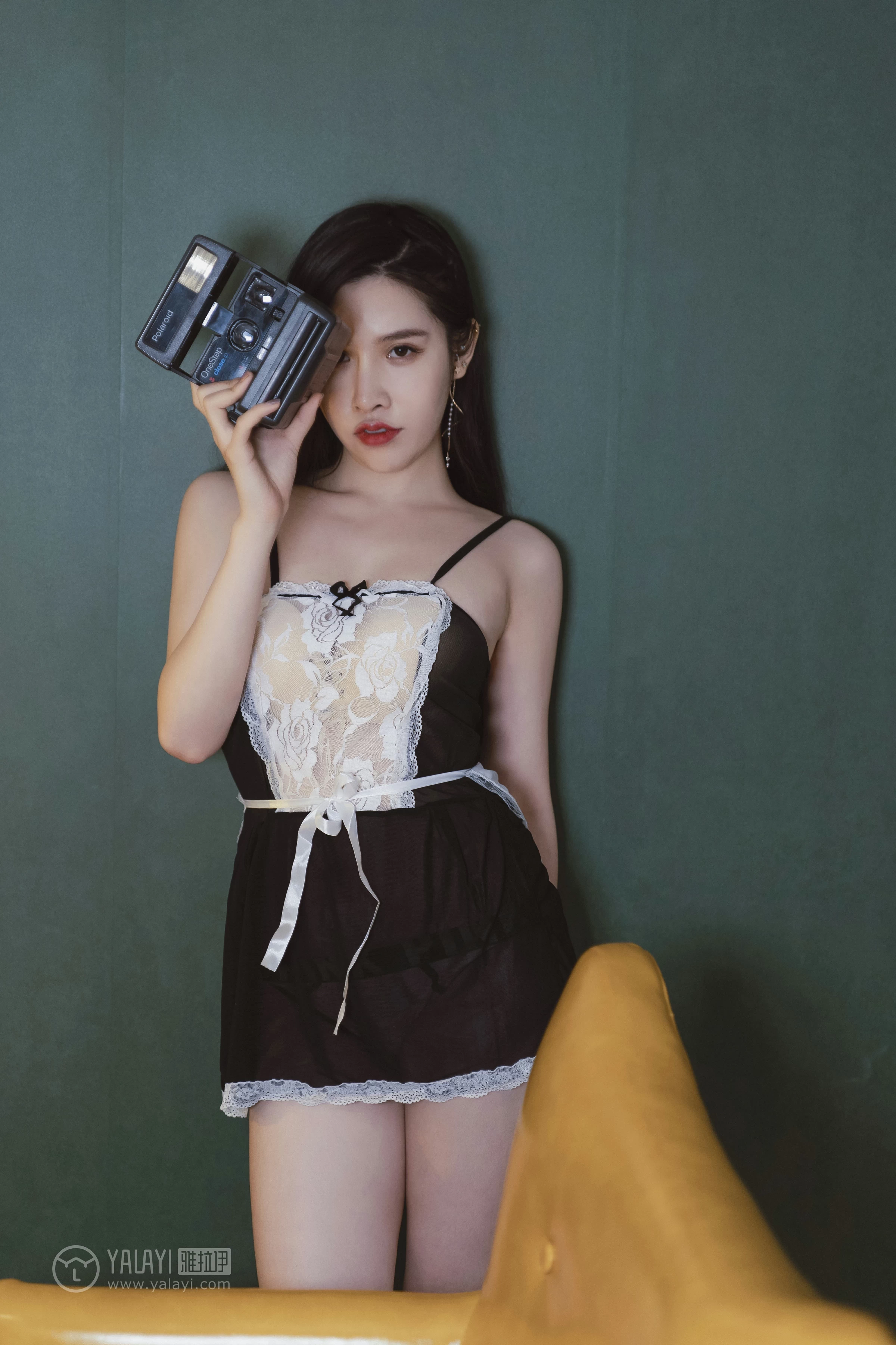 [YALAYI雅拉伊]NO.143 黑咖啡 颖莹 黑色吊带透视女仆制服裙性感私房写真集第15张