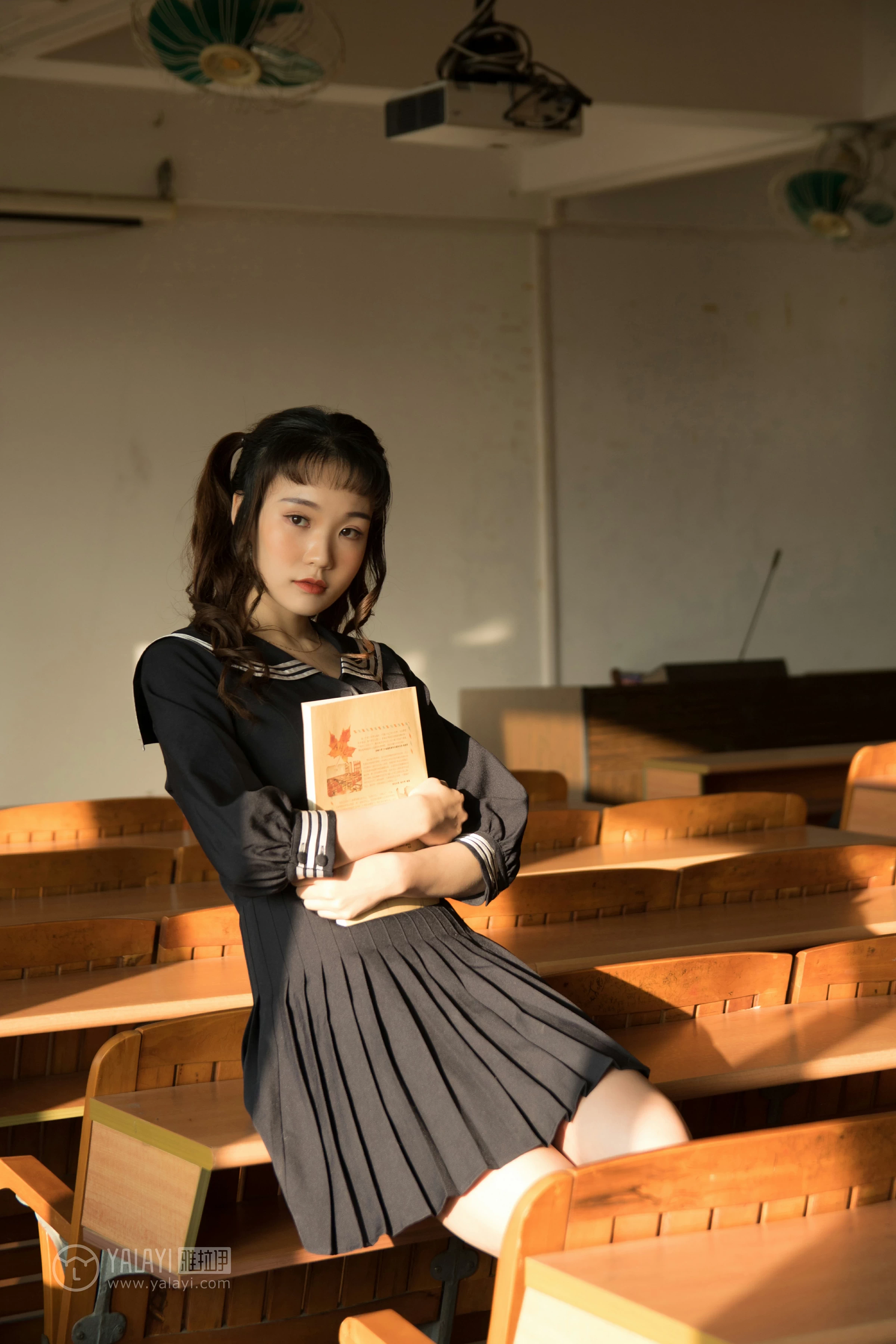 [YALAYI雅拉伊]NO.147 等 奥莉 黑色高中女生制服裙清纯可爱私房写真集第9张