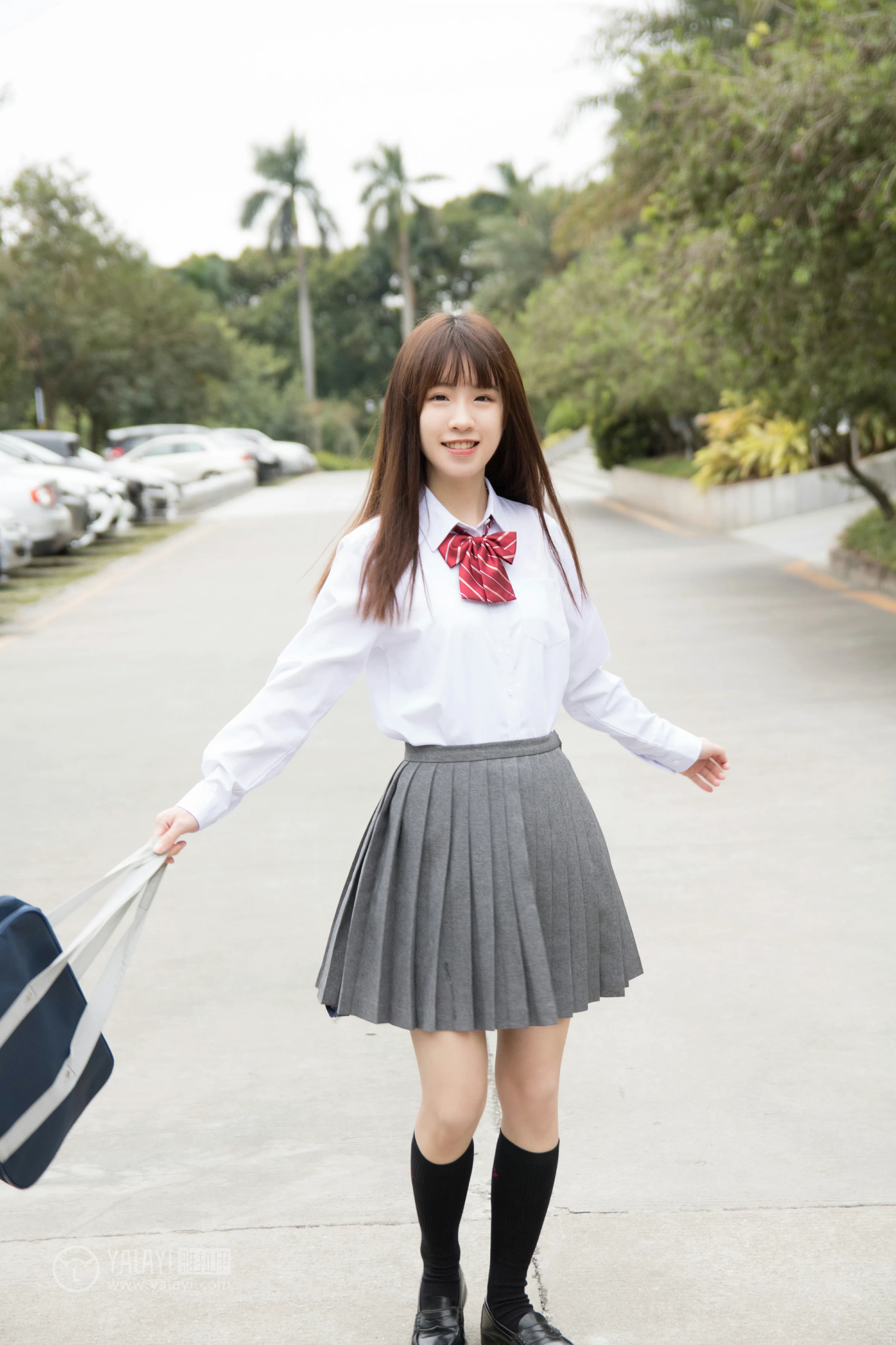 [YALAYI雅拉伊]NO.148 青春的梦 Toki 高中女生制服 白色衬衫加灰色短裙清纯可爱私房写真集第4张