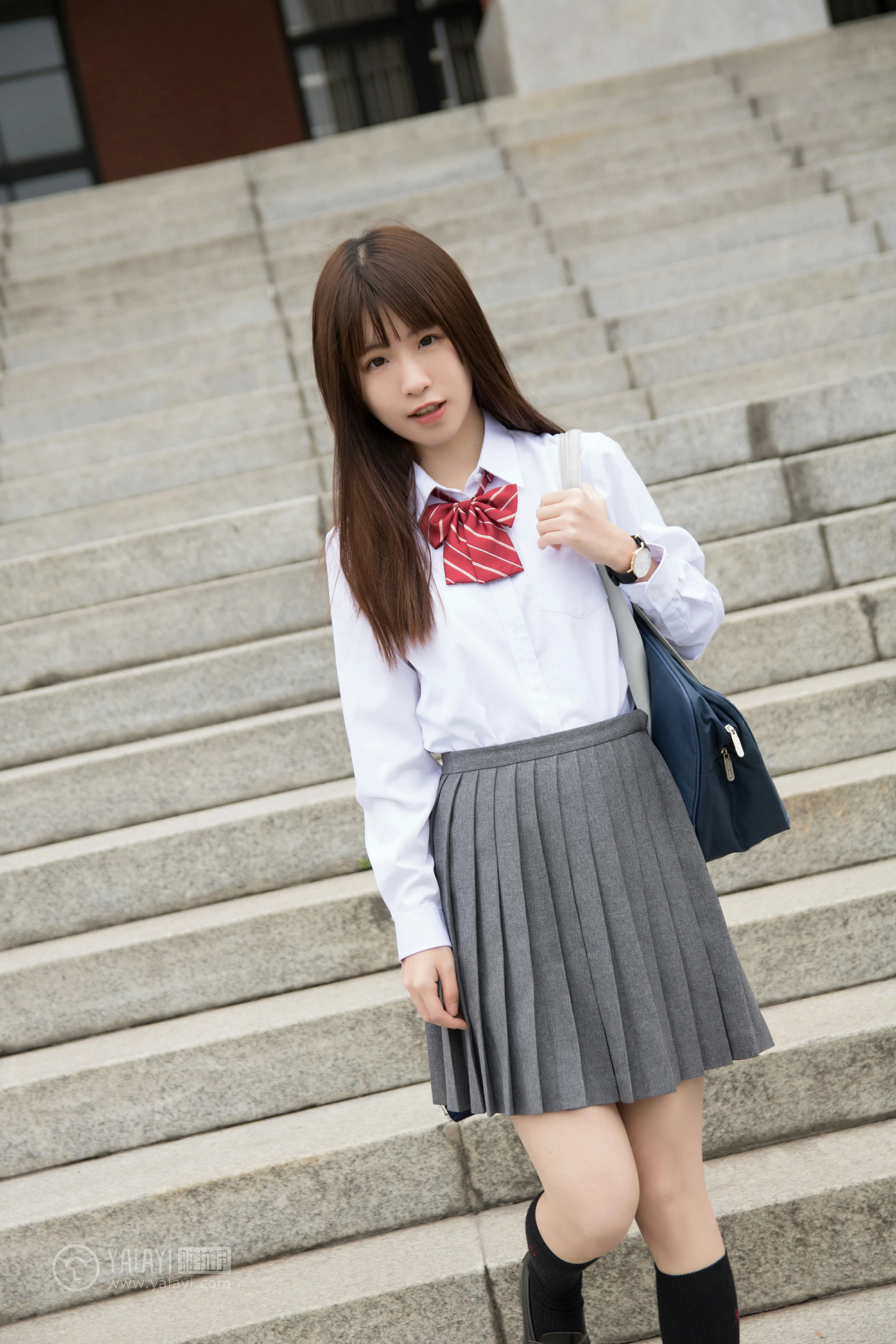 [YALAYI雅拉伊]NO.148 青春的梦 Toki 高中女生制服 白色衬衫加灰色短裙清纯可爱私房写真集第6张