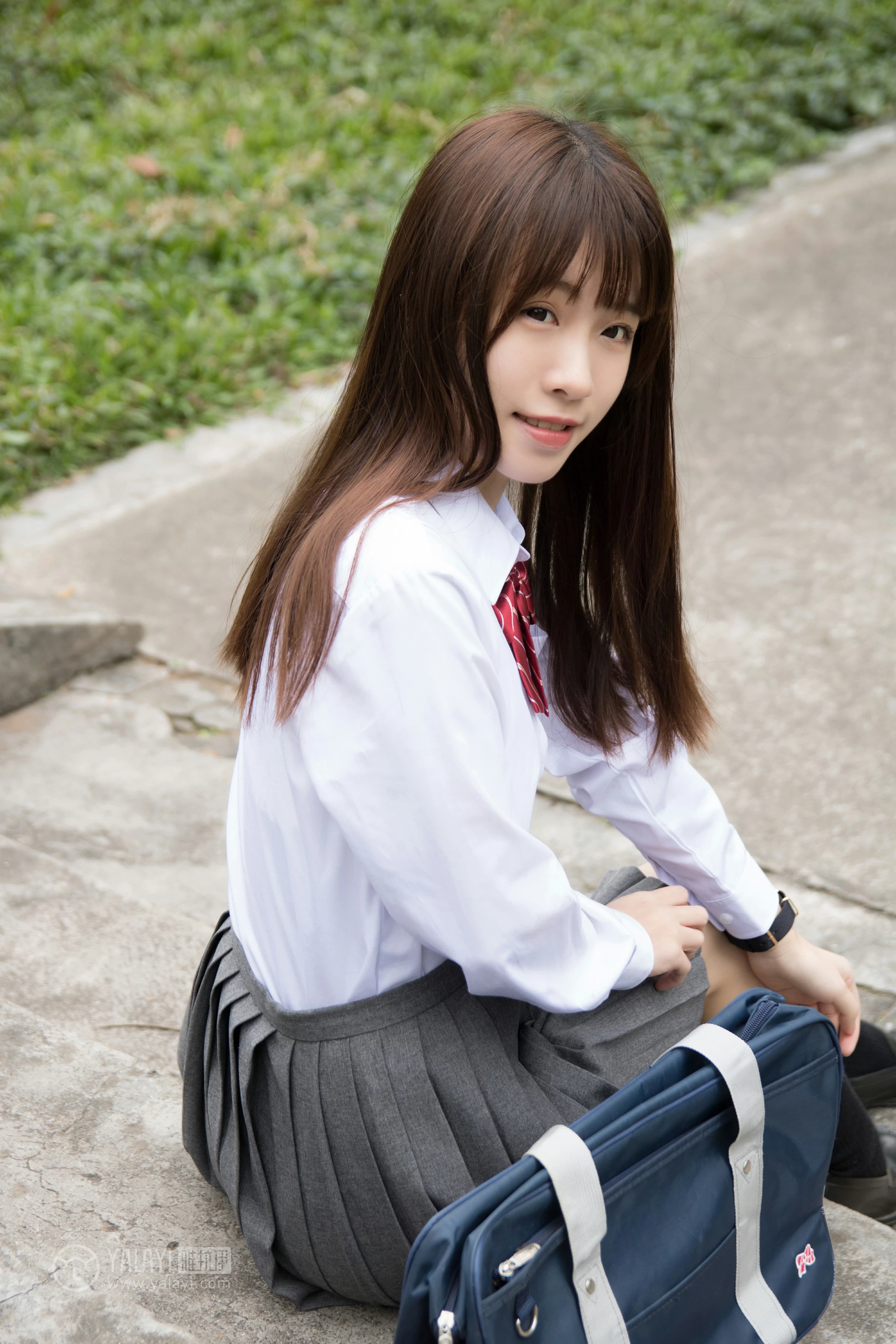 [YALAYI雅拉伊]NO.148 青春的梦 Toki 高中女生制服 白色衬衫加灰色短裙清纯可爱私房写真集第11张