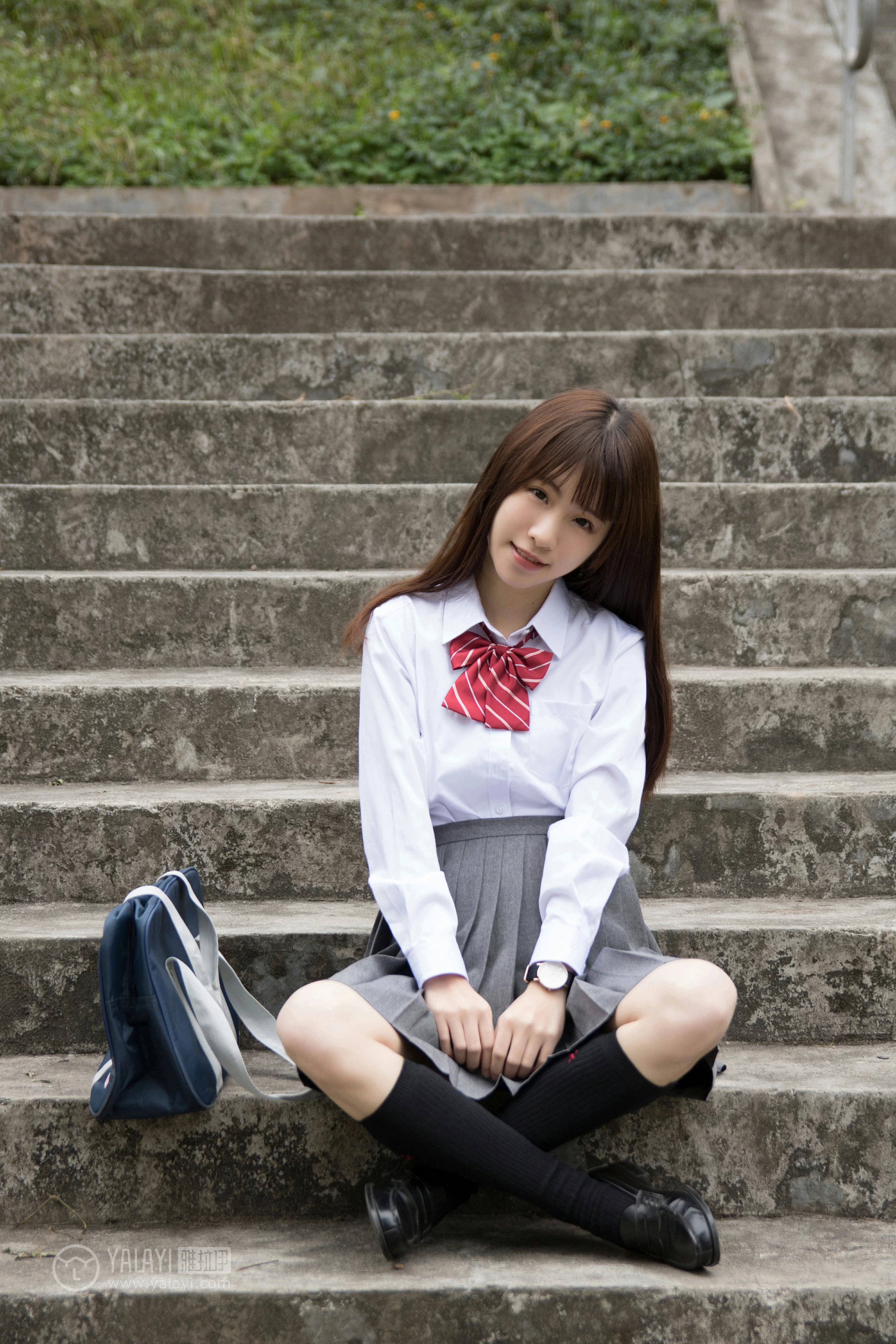 [YALAYI雅拉伊]NO.148 青春的梦 Toki 高中女生制服 白色衬衫加灰色短裙清纯可爱私房写真集第12张