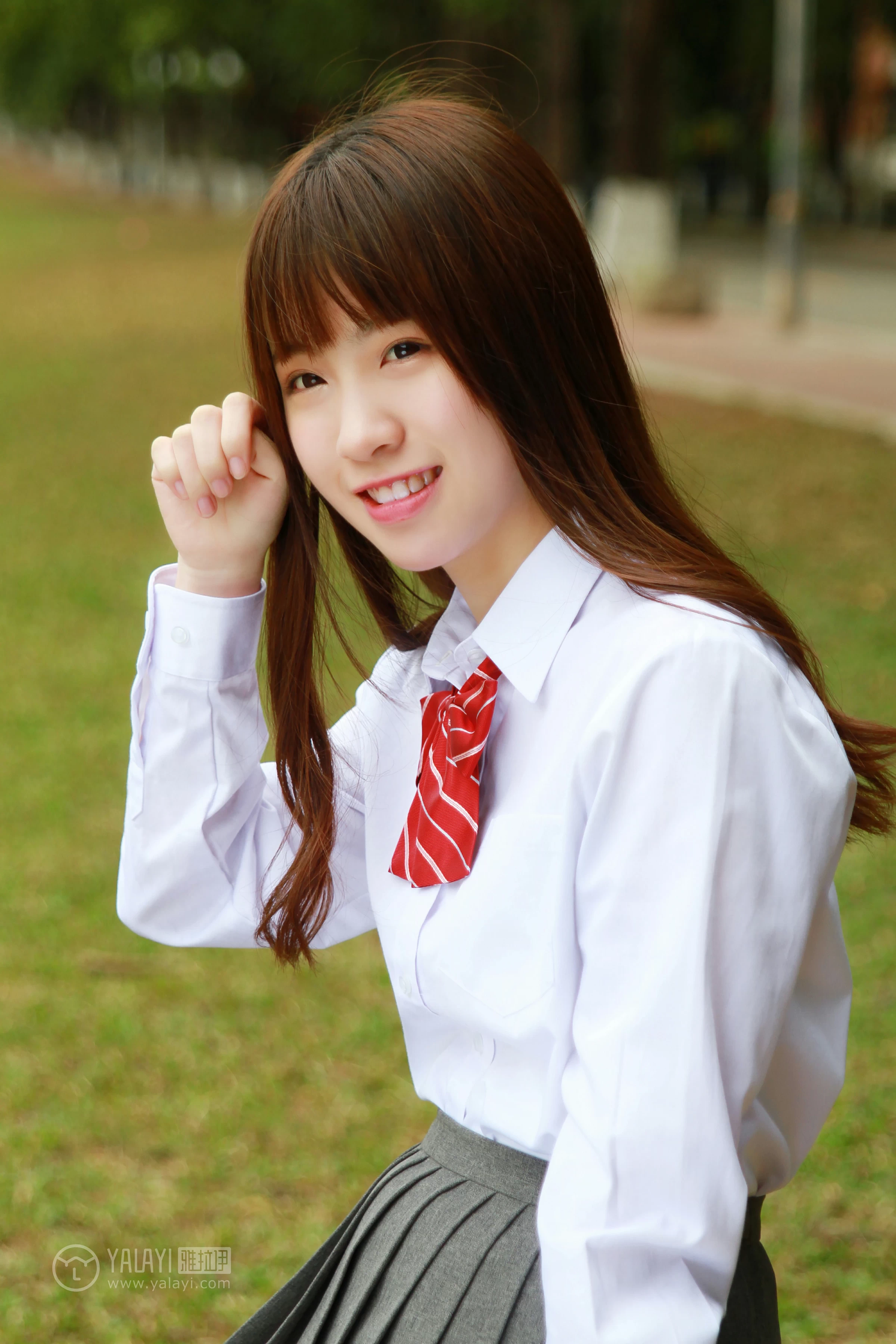 [YALAYI雅拉伊]NO.148 青春的梦 Toki 高中女生制服 白色衬衫加灰色短裙清纯可爱私房写真集第13张