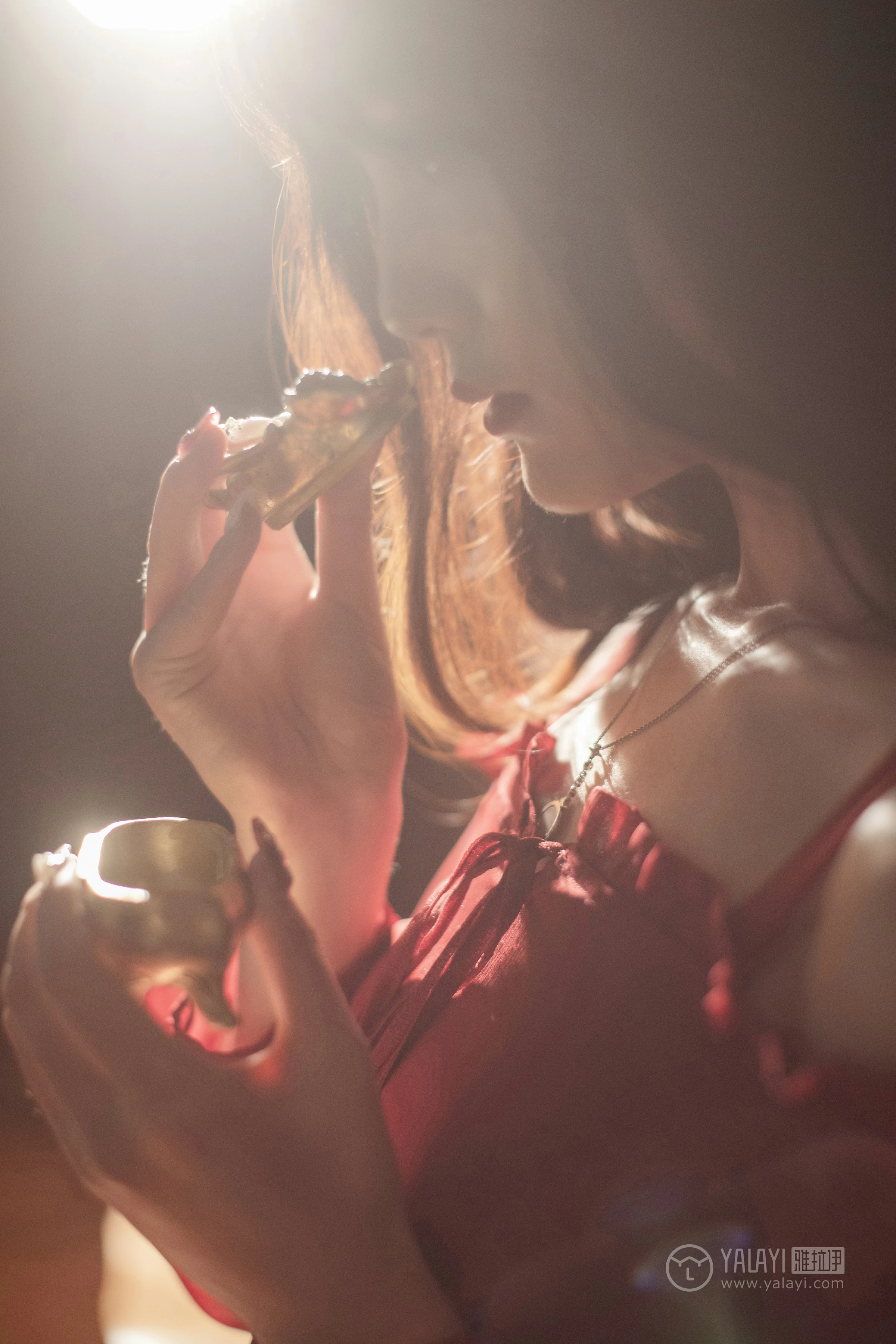 [YALAYI雅拉伊]NO.164 烈焰迷情 项兴咏 红色吊带抹胸连衣裙性感私房写真集第9张