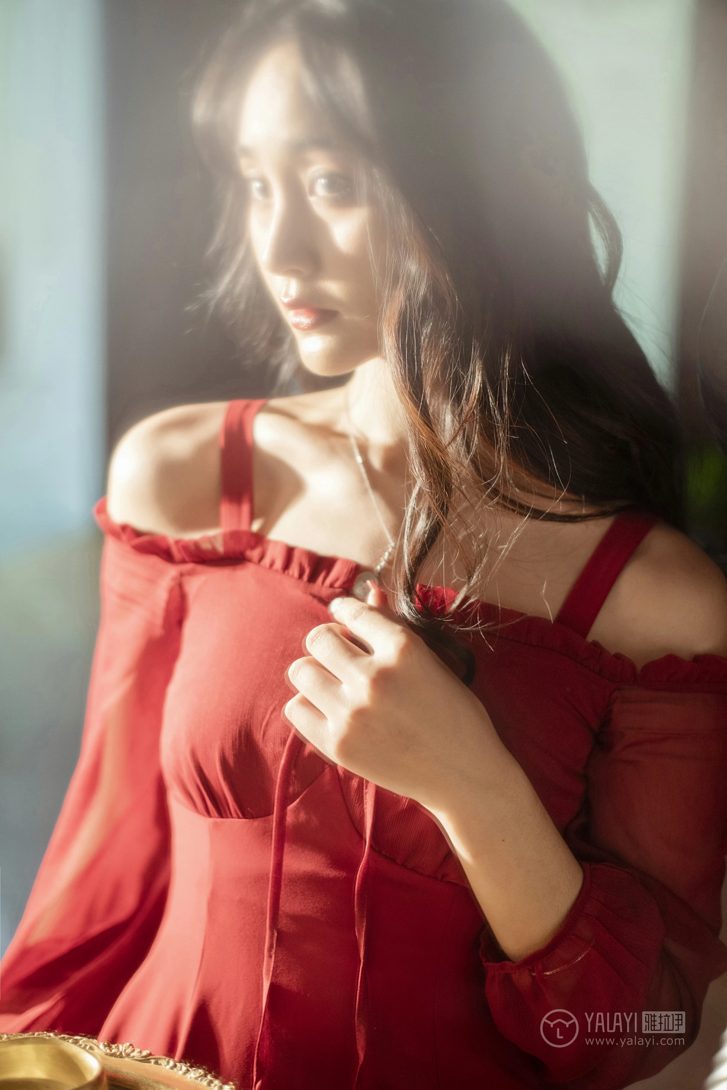 [YALAYI雅拉伊]NO.164 烈焰迷情 项兴咏 红色吊带抹胸连衣裙性感私房写真集第9张