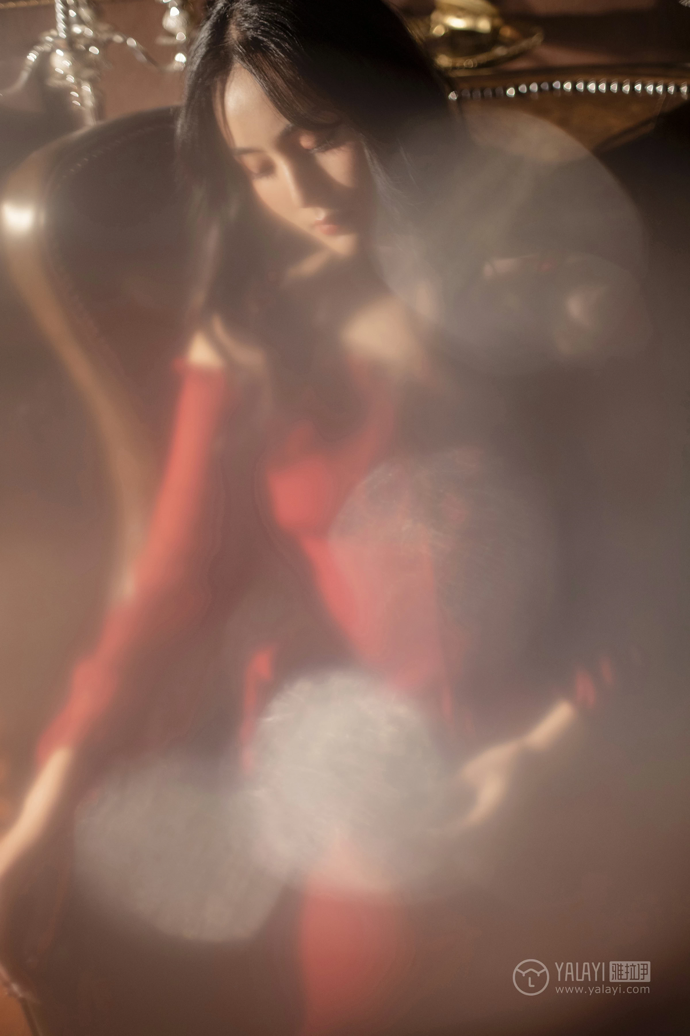 [YALAYI雅拉伊]NO.164 烈焰迷情 项兴咏 红色吊带抹胸连衣裙性感私房写真集第13张