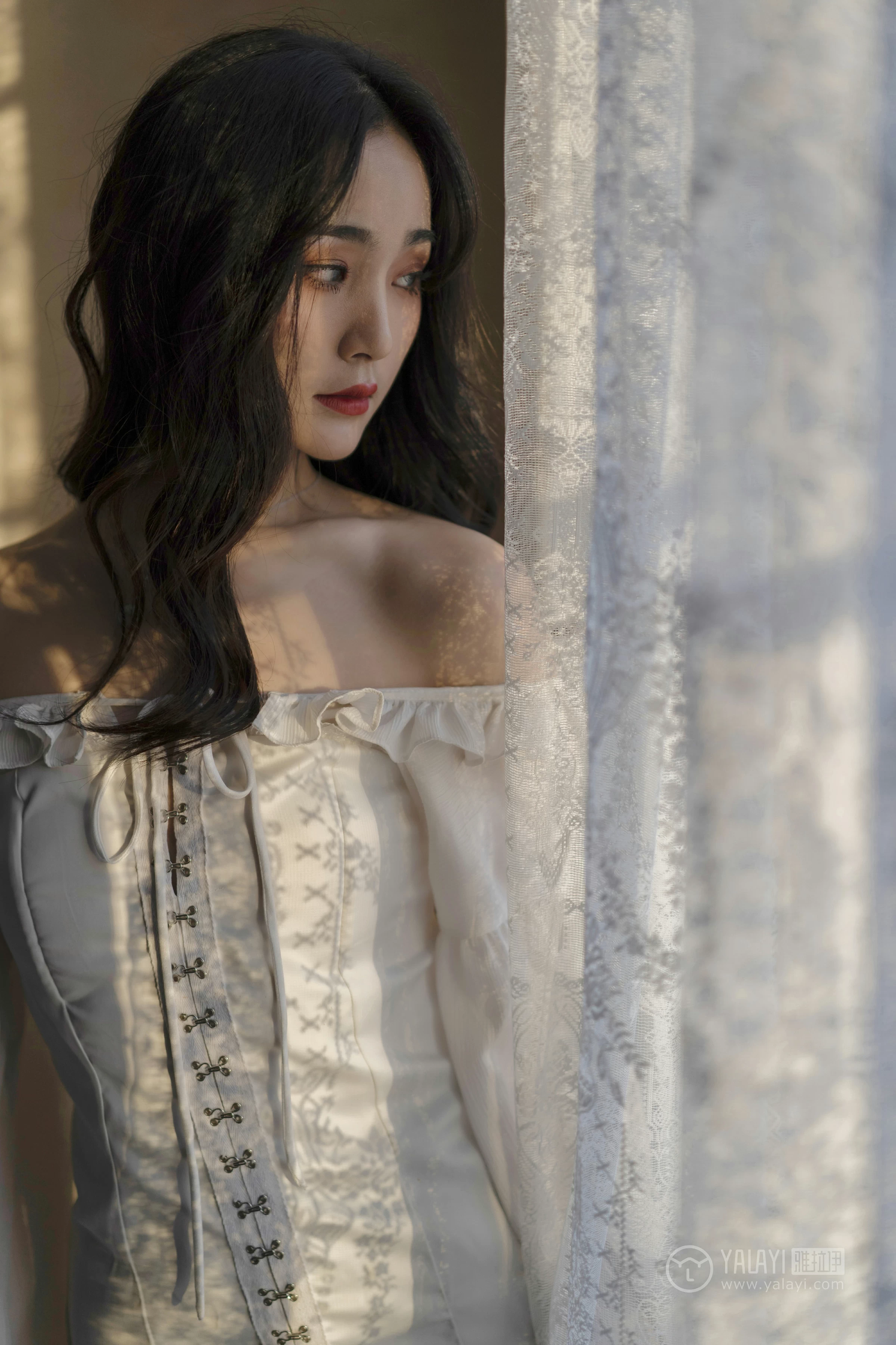 [YALAYI雅拉伊]No.168 画中伊人 项兴咏 白色塑身抹胸连衣裙性感私房写真集第5张