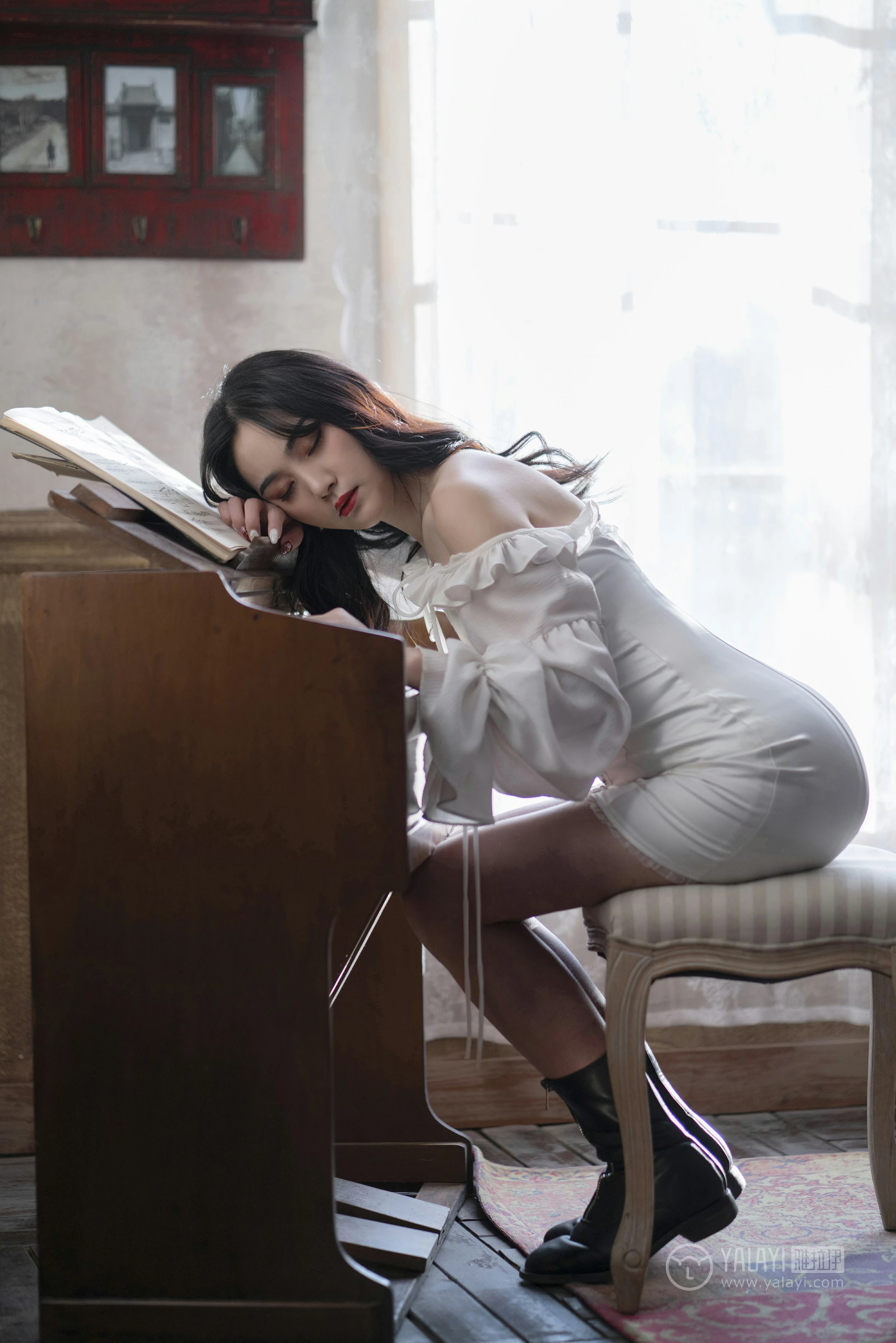 [YALAYI雅拉伊]No.168 画中伊人 项兴咏 白色塑身抹胸连衣裙性感私房写真集第6张