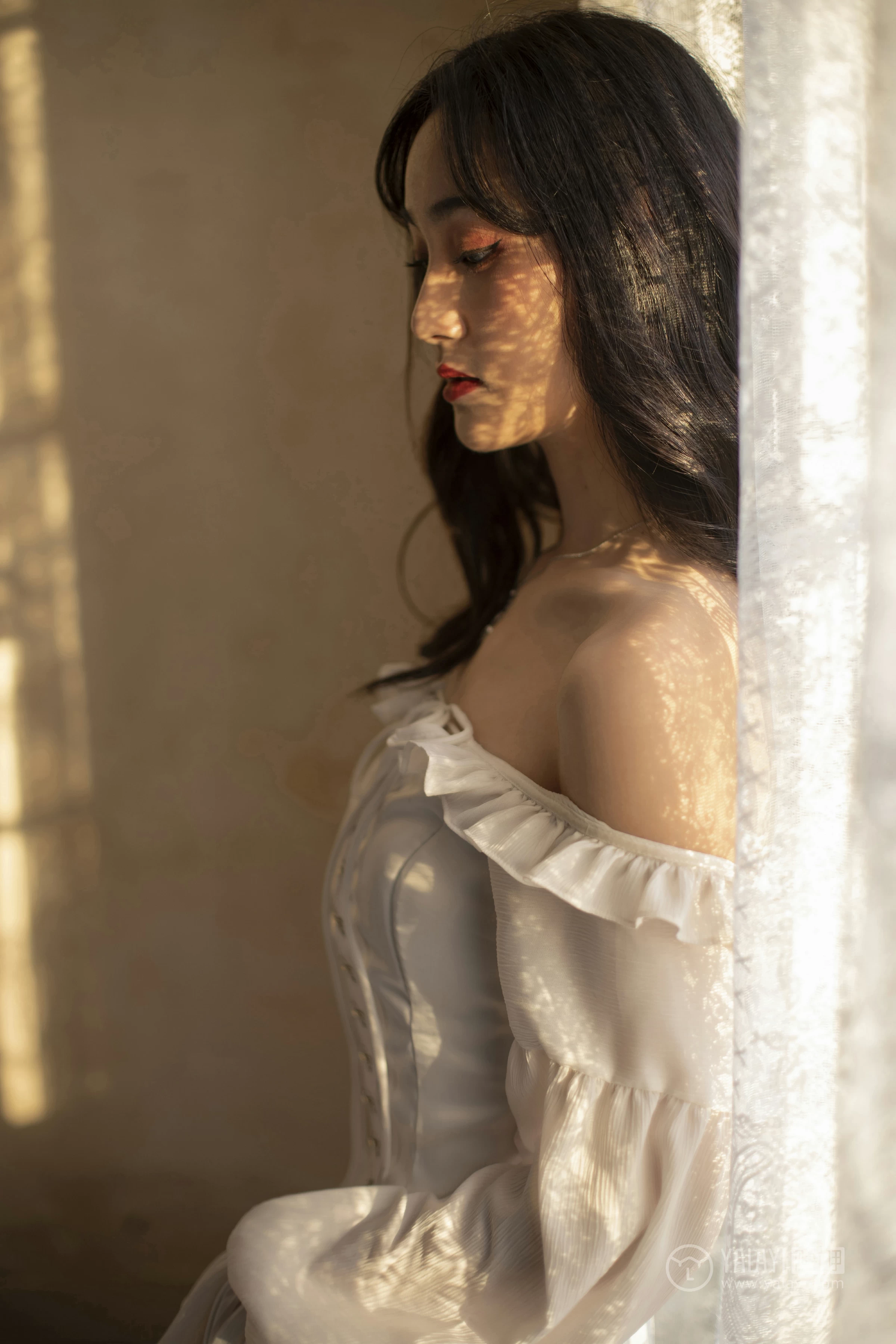 [YALAYI雅拉伊]No.168 画中伊人 项兴咏 白色塑身抹胸连衣裙性感私房写真集第15张