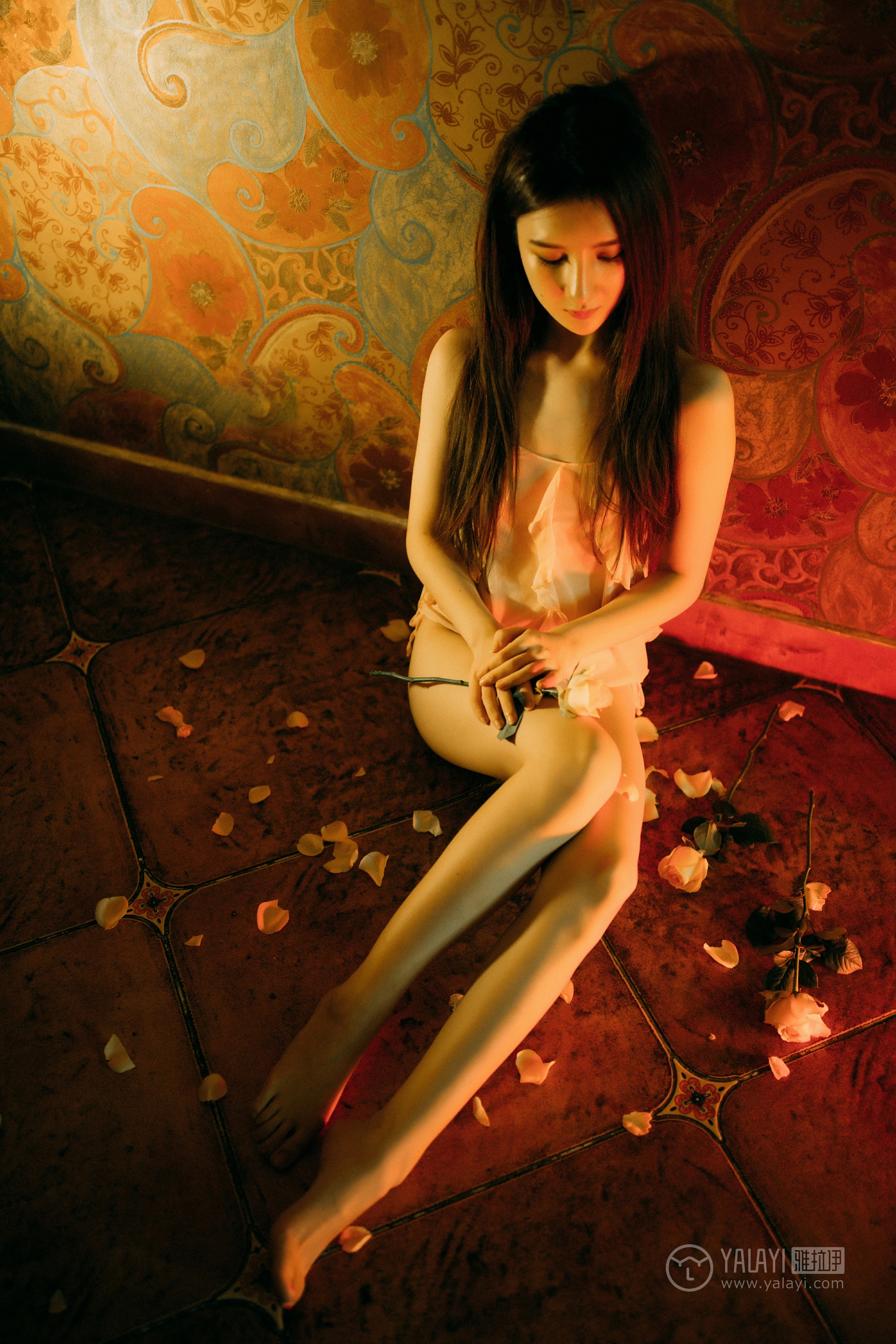 [YALAYI雅拉伊]No.171 玫瑰 刘潇潇 白色透视上衣与粉色吊带情趣内衣性感私房写真集第12张