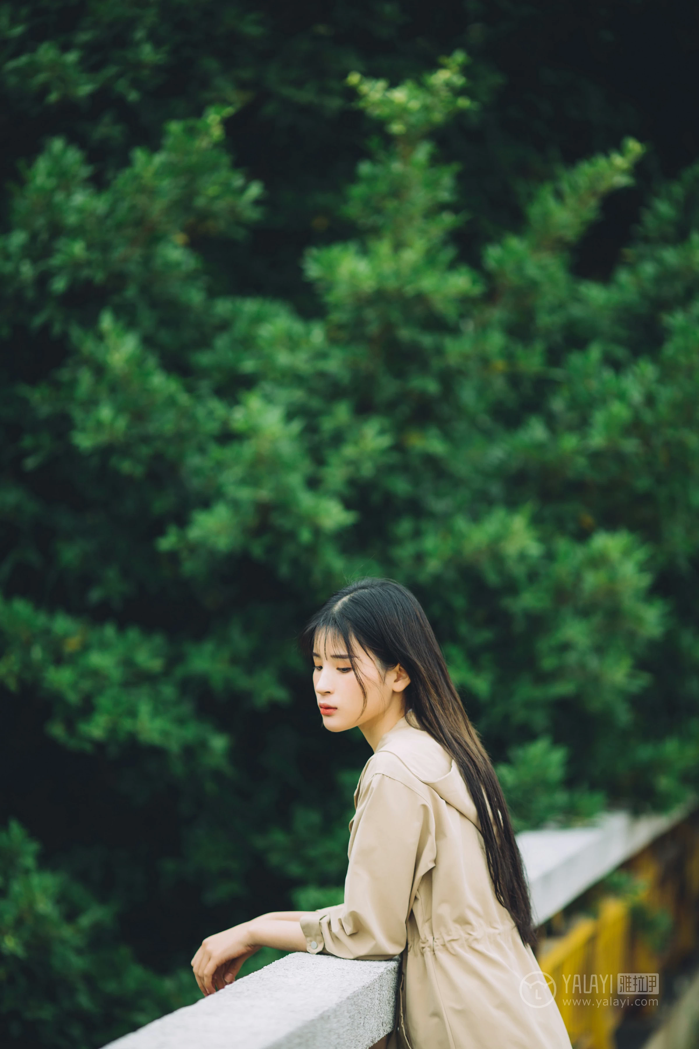 [YALAYI雅拉伊] No.179 焦糖色少女 阿惜 米色风衣与蓝色内衣加短裙性感私房写真集第5张