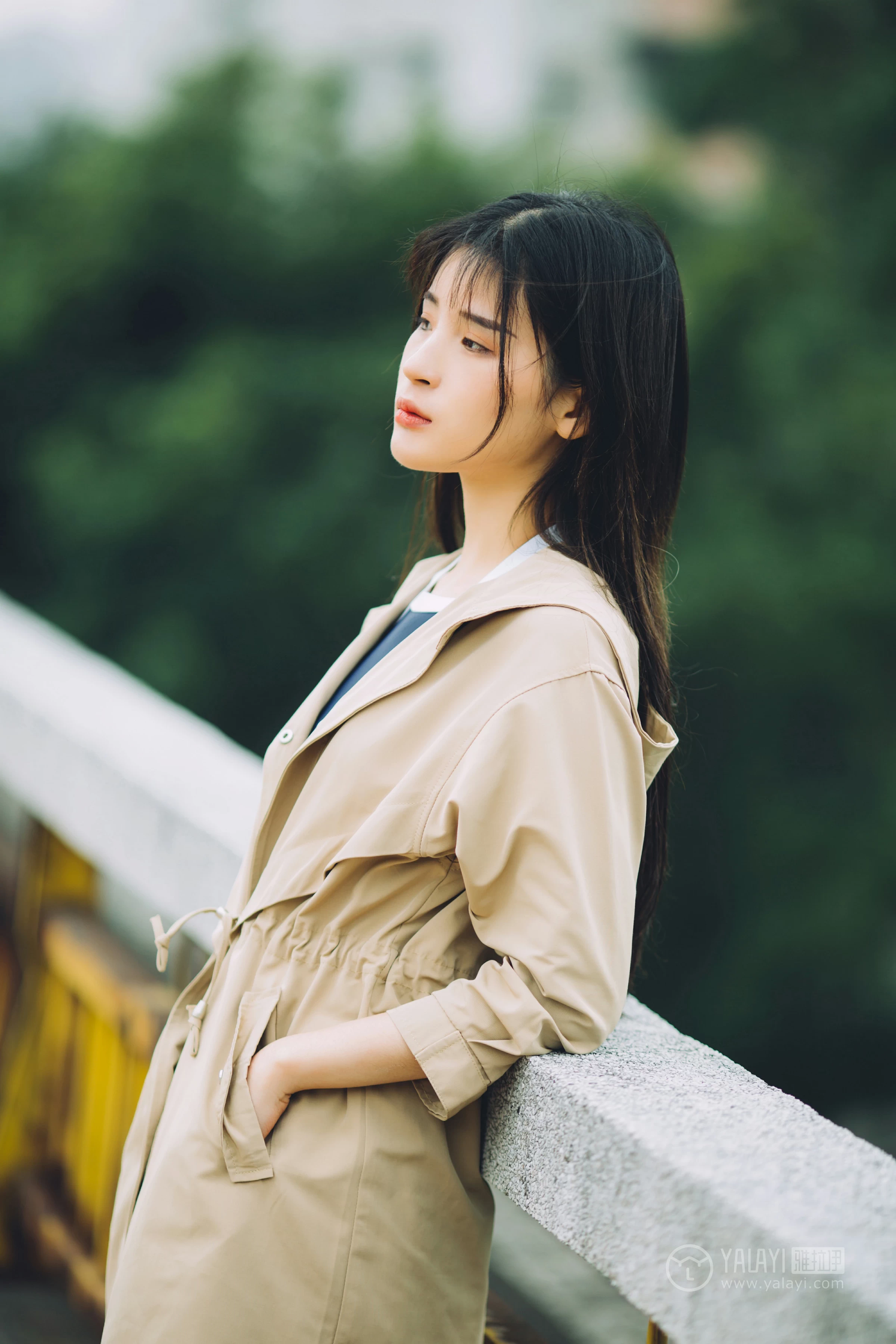 [YALAYI雅拉伊] No.179 焦糖色少女 阿惜 米色风衣与蓝色内衣加短裙性感私房写真集第2张